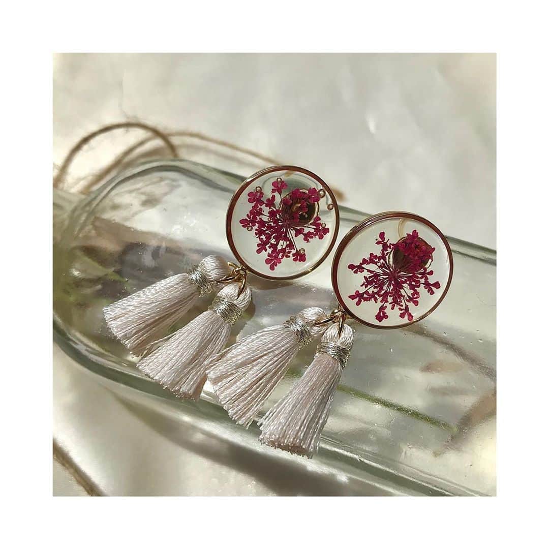 のインスタグラム：「NEW🌸 アクリルパーツの涼しげな完成品が増えました☺️ . 最近はいいお天気が続いているのでお洒落を楽しめますね！ . お家でも可愛いものを身につけてテンションを上げていきましょう👍 . . #boxcharmindustry #boxcharm #handmade #accessory #earrings #flowers #handmadeaccessory #new #pink  #ボックスチャームインダストリー #ボックスチャーム #ハンドメイド #アクセサリー #ハンドメイドアクセサリー #アクリル #アクリルアクセサリー #ピアス #イヤリング #お花 #タッセル #ピンク #ピンクベージュ #お花のピアス」