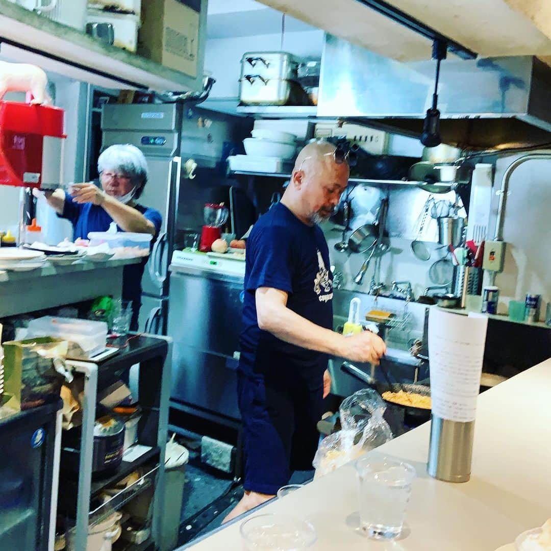 志摩有子さんのインスタグラム写真 - (志摩有子Instagram)「coyacoya ×にっぽん氷の図鑑イベント「焼きそばと氷」へ。朝の7時から鬼電して7時半に何とか繋がり、無事今日を迎えることができた。まさにKng Gnuか髭ダンかはたまた米津並みのチケットの競争率😂原田泉氏が削るかき氷と焼きそばの妖精　@koyata_motors 氏が作る黒光りする焼きそばのコラボ。お腹の中は夏祭りの縁日状態。楽しかった2020夏の思い出。  #焼きそばと氷 #焼きそばとかき氷 #にっぽん氷の図鑑」8月9日 17時09分 - ariko418
