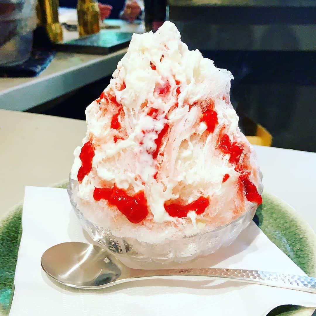 志摩有子さんのインスタグラム写真 - (志摩有子Instagram)「coyacoya ×にっぽん氷の図鑑イベント「焼きそばと氷」へ。朝の7時から鬼電して7時半に何とか繋がり、無事今日を迎えることができた。まさにKng Gnuか髭ダンかはたまた米津並みのチケットの競争率😂原田泉氏が削るかき氷と焼きそばの妖精　@koyata_motors 氏が作る黒光りする焼きそばのコラボ。お腹の中は夏祭りの縁日状態。楽しかった2020夏の思い出。  #焼きそばと氷 #焼きそばとかき氷 #にっぽん氷の図鑑」8月9日 17時09分 - ariko418