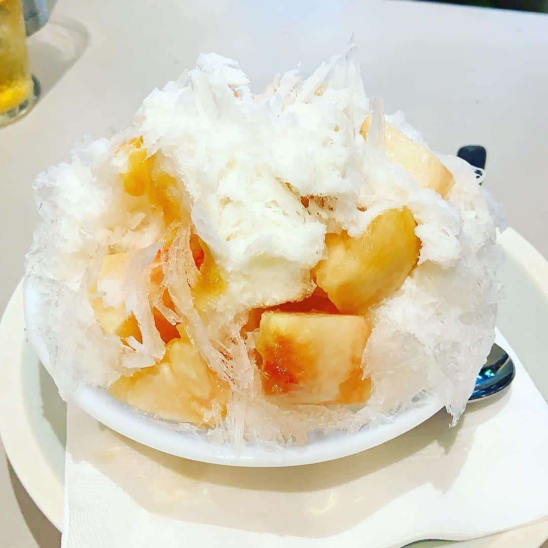 志摩有子さんのインスタグラム写真 - (志摩有子Instagram)「coyacoya ×にっぽん氷の図鑑イベント「焼きそばと氷」へ。朝の7時から鬼電して7時半に何とか繋がり、無事今日を迎えることができた。まさにKng Gnuか髭ダンかはたまた米津並みのチケットの競争率😂原田泉氏が削るかき氷と焼きそばの妖精　@koyata_motors 氏が作る黒光りする焼きそばのコラボ。お腹の中は夏祭りの縁日状態。楽しかった2020夏の思い出。  #焼きそばと氷 #焼きそばとかき氷 #にっぽん氷の図鑑」8月9日 17時09分 - ariko418