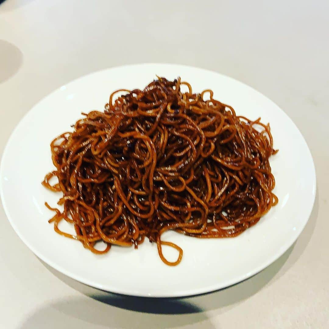 志摩有子さんのインスタグラム写真 - (志摩有子Instagram)「coyacoya ×にっぽん氷の図鑑イベント「焼きそばと氷」へ。朝の7時から鬼電して7時半に何とか繋がり、無事今日を迎えることができた。まさにKng Gnuか髭ダンかはたまた米津並みのチケットの競争率😂原田泉氏が削るかき氷と焼きそばの妖精　@koyata_motors 氏が作る黒光りする焼きそばのコラボ。お腹の中は夏祭りの縁日状態。楽しかった2020夏の思い出。  #焼きそばと氷 #焼きそばとかき氷 #にっぽん氷の図鑑」8月9日 17時09分 - ariko418