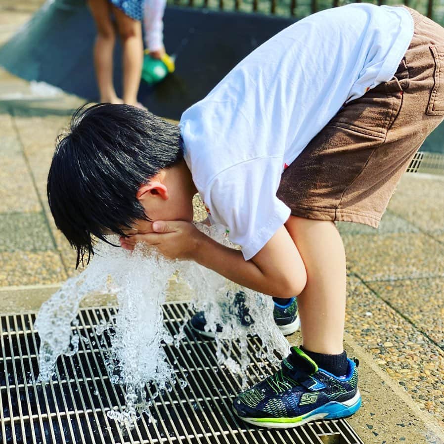 のインスタグラム：「公園で水遊び。全身ずぶ濡れになりました。それにしても今日も暑かったですね💦 #海保知里 #小学一年生 #息子と公園」