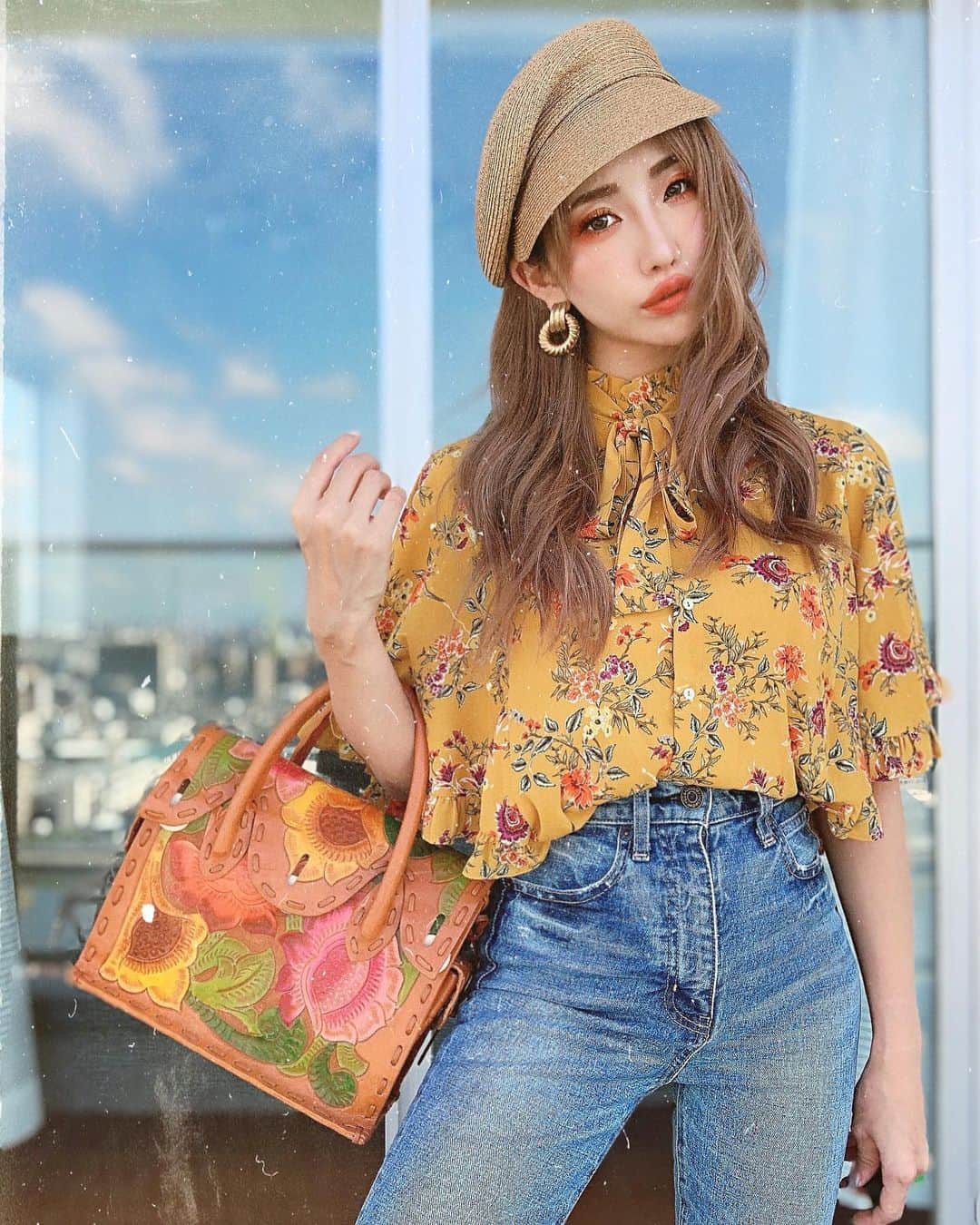 春咲ひなたのインスタグラム：「💛🐥🌼 このトップス真夏には暑く見えるなw 着方変えよう🤭w . #アイシャドウ#ダイソーコス#urglam #オレンジメイク#コーデ#コーデ記録#帽子コーデ#バッグ#カービングトライブス #東京#新宿#歌舞伎町#キャバ嬢#もはや#元キャバ嬢#マツエク#春咲ひなた#YouTube#youtuber . YouTubeに関する問い合わせ先♡  株式会社YEEELL 〒150-0002  東京都渋谷区渋谷3-27-11 祐真ビル新館5F  info@yeeell.jp」