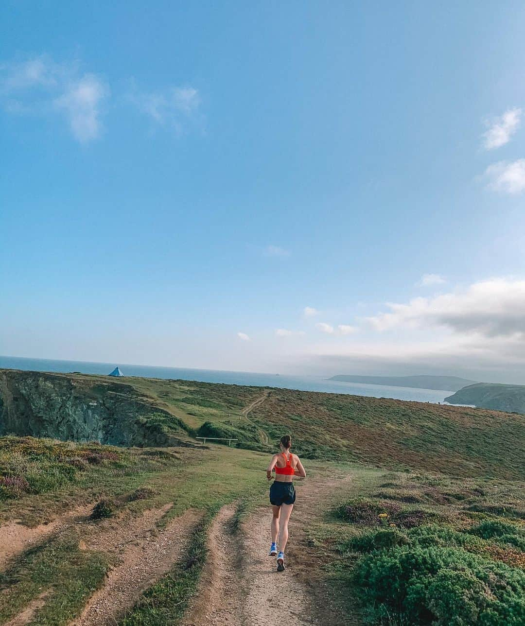 Zanna Van Dijkさんのインスタグラム写真 - (Zanna Van DijkInstagram)「Sunday morning run views 😍🙌🏼 Tag a running buddy who would love this route! It’s an absolute feast for the eyes but death for the legs 💀🤣 Those Cornish HILLs guys!! My quads are in tatters after 7km along the south west coast path, but it felt amazing to challenge my body and it was definitely the most beautiful run I’ve done in 2020 ❤️ @landal_uk @landalgwelanmor [ad - press trip] #cornwall #cornishcoast #visitengland #staycation #exploremore #morningrun #runclub #runner #runningcommunity #ukrunning #cornwallrunning #todaysrun」8月9日 17時17分 - zannavandijk