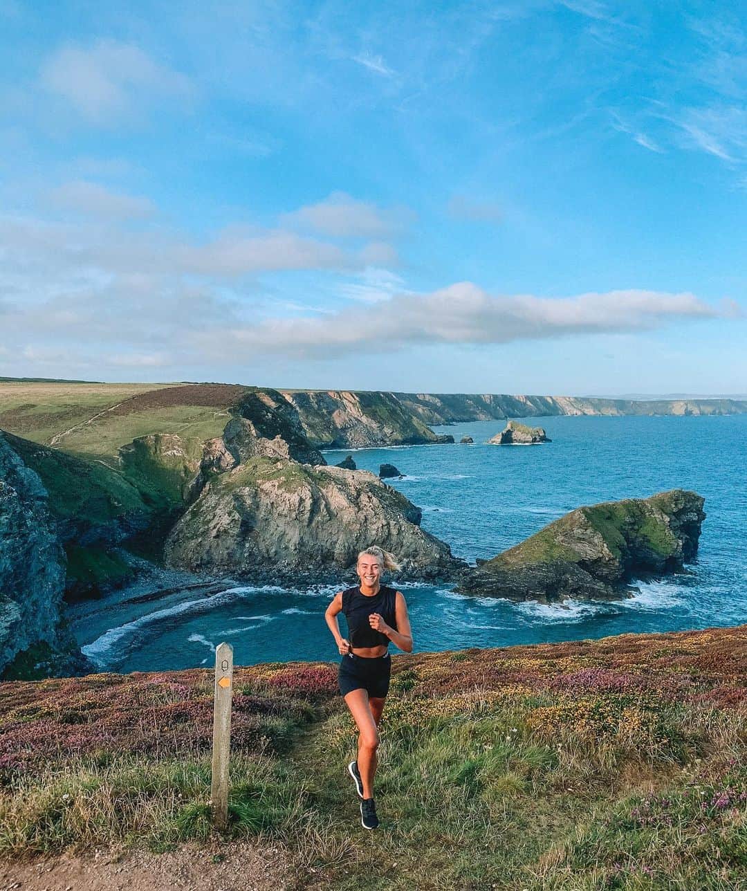 Zanna Van Dijkさんのインスタグラム写真 - (Zanna Van DijkInstagram)「Sunday morning run views 😍🙌🏼 Tag a running buddy who would love this route! It’s an absolute feast for the eyes but death for the legs 💀🤣 Those Cornish HILLs guys!! My quads are in tatters after 7km along the south west coast path, but it felt amazing to challenge my body and it was definitely the most beautiful run I’ve done in 2020 ❤️ @landal_uk @landalgwelanmor [ad - press trip] #cornwall #cornishcoast #visitengland #staycation #exploremore #morningrun #runclub #runner #runningcommunity #ukrunning #cornwallrunning #todaysrun」8月9日 17時17分 - zannavandijk