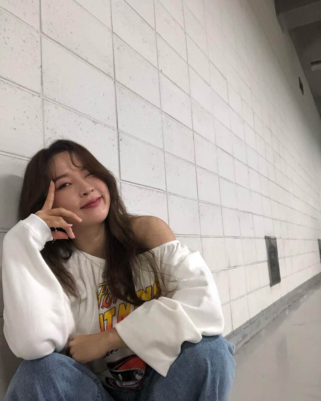チョン・ジユンのインスタグラム：「대기타는중 🌼」