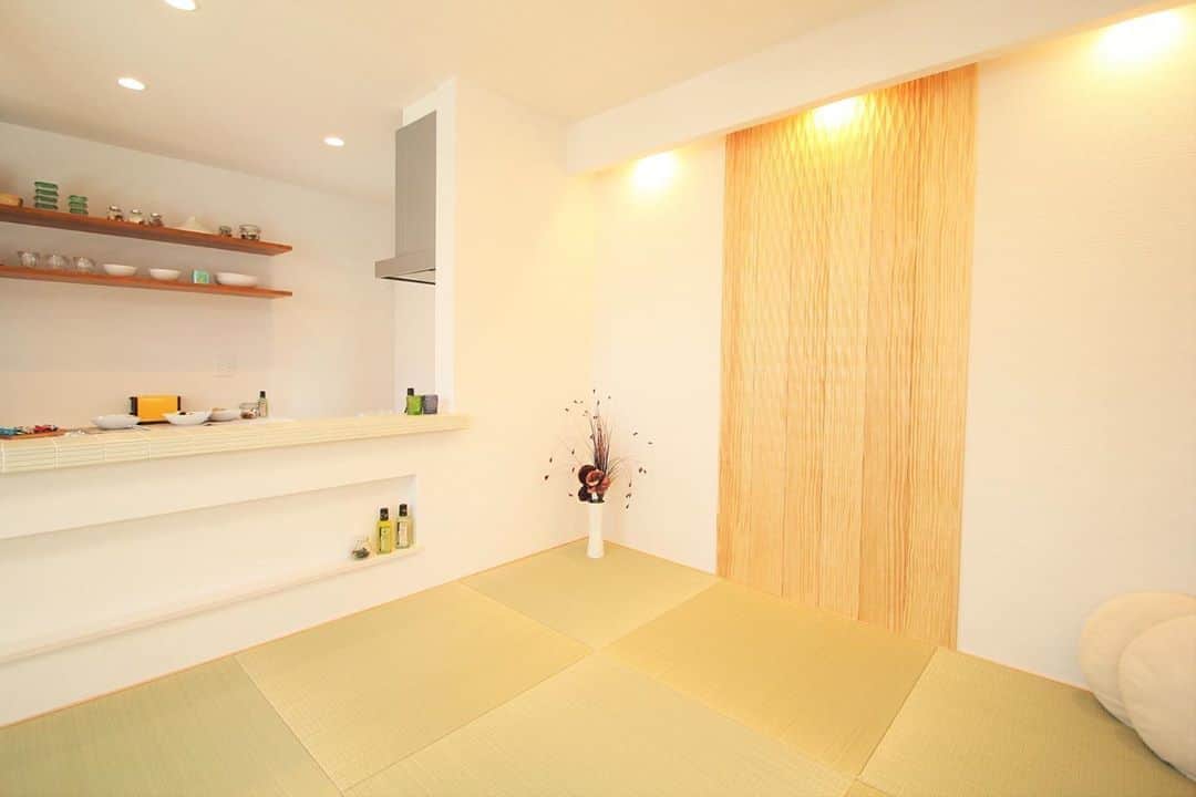 京都建物さんのインスタグラム写真 - (京都建物Instagram)「■□■生活スペースにメリハリを■□■﻿ ﻿ LDKのスペースの中の床を一部上げ、﻿ #ダイニングスペース に･:*+.﻿ ﻿ LDKの一つの空間にメリハリがつき、﻿ 生活導線もバッチリ◎👌﻿ ﻿ #和ダイニング は和風の落ち着きを残しつつ、﻿ 琉球畳なので、洋室の中でも綺麗に仕上がっています(^O^)﻿ ﻿ 床上げの下に収納があるのも嬉しいですよね♡﻿ ﻿ ﻿ 京都建物では、おしゃれなおうちづくりの提案も﻿ 様々させていただいています。﻿ インテリアのイメージがあるけど、実現できるのかな…という不安もお気軽にお聞かせください！﻿ ﻿ ﻿ あなたの家が世界で一番素敵な場所であるために。﻿ 京都建物が“理想のあなたの家づくり”をサポート致します！﻿ ﻿ まずは、お気軽に京都建物モデルハウス・コンセプトハウスへお越しください♪﻿ きっと、家づくりのヒントが見つかる有意義な時間が過ごせるはずです！﻿ ﻿ あなたのお越しをお待ちしております♪﻿ ﻿ ギャラリーページはホームページから チェック頂けます◎﻿ ■トップページのURLをクリック■﻿ ﻿ 【あなたの家それは世界で一番素敵な場所】﻿ ---------------------﻿ more phots...👉@kyototatemono_﻿ ---------------------﻿ ﻿ 地震に強く、夏は涼しく、冬は暖かくて住み心地の良い、おしゃれな #マイホーム を建てたい！﻿ 今の住まいを自分の好みに建て替えたい！﻿ そんな方は、ぜひ#京都建物　にご相談下さい ↓プロフィール欄からHPに移動できます。﻿ ---------------------﻿ @kyototatemono_﻿ ---------------------﻿ ﻿ お家のあれこれ住まいづくりの﻿ ヒントはこちらで随時更新中❗﻿ ↓↓↓﻿ ----------------------﻿ @_kyototatemono_﻿ ----------------------﻿ ﻿ ﻿ #京都建物 ﻿ #京都建物株式会社﻿ #注文住宅 ﻿ #自由設計 ﻿ #京田辺新築 ﻿ #城陽新築﻿ #宇治分譲地﻿ #新築分譲地﻿ #宇治市﻿ #子育て ﻿ #住まい ﻿ #新築 ﻿ #新築一戸建て ﻿ #ナチュラル ﻿ #工務店 ﻿ #マイホーム計画﻿ #家づくり ﻿ #インテリア ﻿ #インテリア好き ﻿ #おしゃれな家 ﻿ #京都分譲地 ﻿ #間取り﻿ #おうちづくり﻿ #リビング﻿ #黒板クロス﻿ #間接照明﻿ #ダイニング」8月9日 17時21分 - kyototatemono_