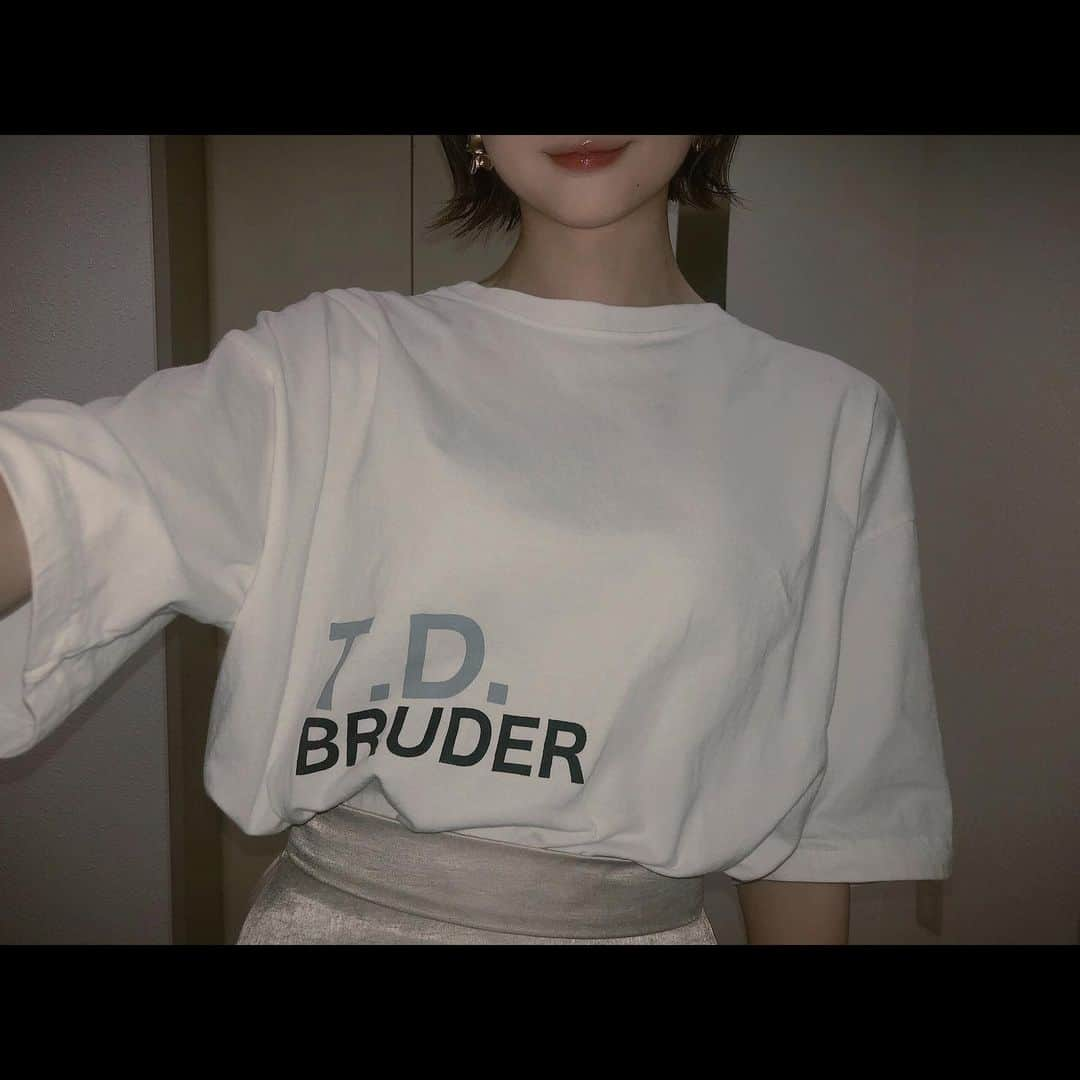 こばしり。さんのインスタグラム写真 - (こばしり。Instagram)「久しぶりにTシャツコーデ👟﻿ ﻿ シンプルでコーデ合わせやすくて可愛いデザインのTシャツ大好き💭﻿ あと着たときのシルエット可愛いTシャツって最高だよね...👏﻿ ﻿ T.D.BRUDER( @t.d.bruder )のTシャツと﻿ KEEP18( @keep18_ladies )のスカートと﻿ EMODA( @emoda_official )のサンダル👡﻿ ﻿ この組み合わせめちゃくちゃ可愛い...﻿ 誕生日に友達からTシャツ貰ったやつも着たいし、Tシャツコーデハマりそう🏖﻿ ﻿ #tdbruder﻿ #keep18﻿ #emoda﻿ #Tシャツ﻿ #Tシャツコーデ」8月9日 17時45分 - lovetomato_24