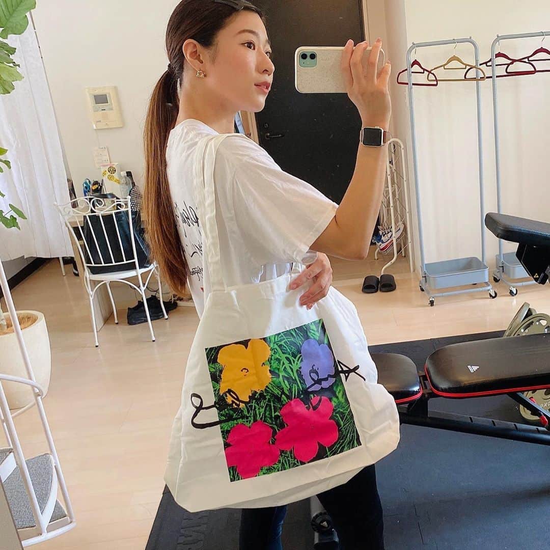 Chiharuのインスタグラム：「UNIQLOのエコバッグ🛍 これからはこれでスーパー行こう♪ 原宿のユニクロ、デザインTシャツめちゃくちゃあってカッコいいのね‼️ . #エコバッグ #ユニクロ #UNIQLO」