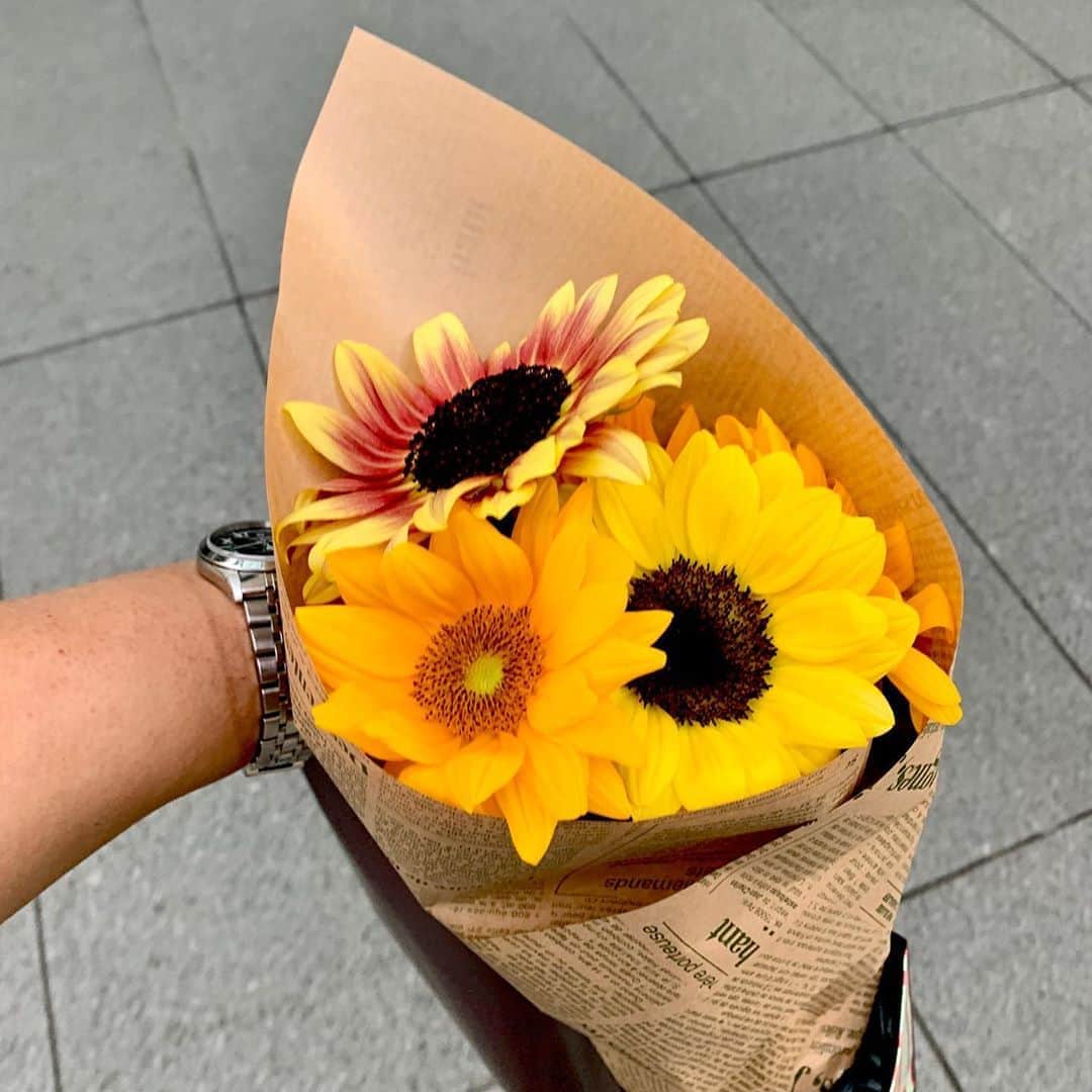武井義明さんのインスタグラム写真 - (武井義明Instagram)「筋トレの帰りに花を買う。せっかくいい花瓶が来たからね。おじさんが花を買う係になったら、なんとなく、いいと思うんだよね。」8月9日 17時48分 - bebechef
