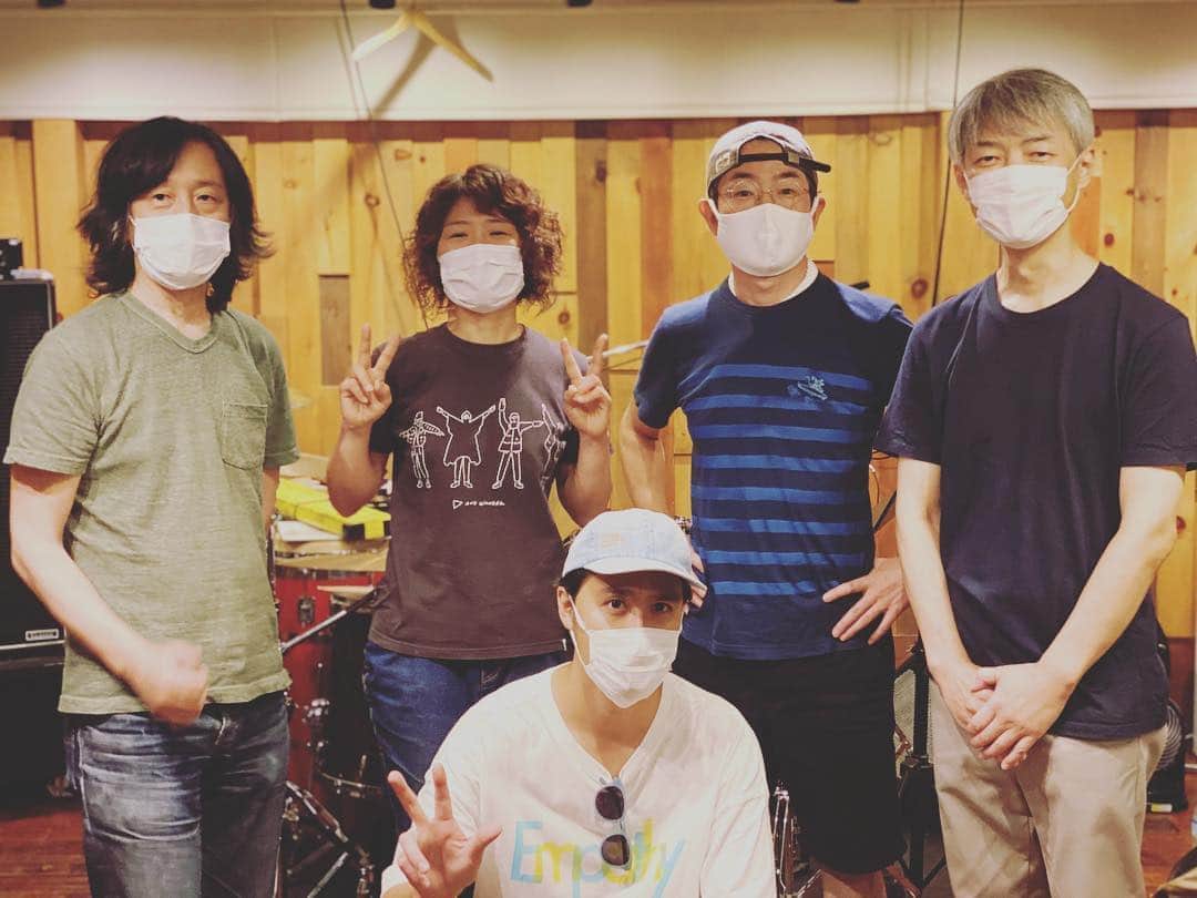 ISEKIのインスタグラム：「明日のビルボードLiveの ミュージシャンの皆さんです✌️  パーカッションのけっちゃんとは キマグレン解散Live以来かもしれん じゃあアレやらなきゃね 夏だしね となりました  是非お楽しみに✨」