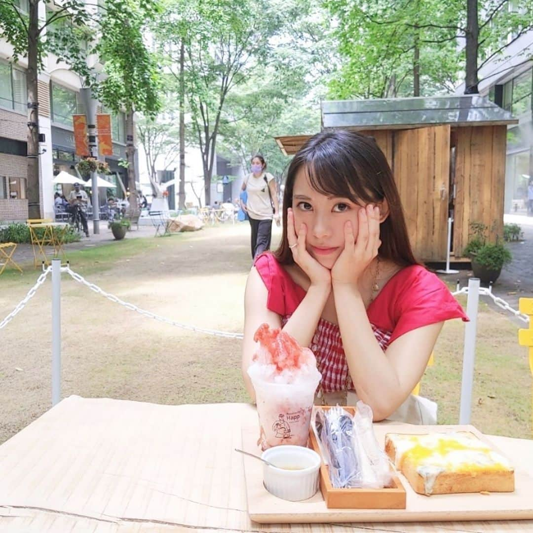 上野瑚子のインスタグラム：「休日はいいねぇ❣️ . . . 昨日マッサージとタクシーに課金してしまって社会人になったのを感じた😇 . . . #かき氷 #4代目徳次郎 #夏 #日本の夏  #丸の内 #仲通り #丸の内仲通り #丸の内happ #都内 #丸ノ内 #summer #オープンカフェ #テラス席 #丸の内ランチ  #ビジョビ　#天使と女神のハーフ #美女navi #ビジョフォ #ビジョラダ #美人名鑑　#美女ふぁいる #ビジョグラム #ビジョビジョ #美女の宅急便 #被写体 #読モ #サロモ #サロンモデル #フリーモデル #ol」