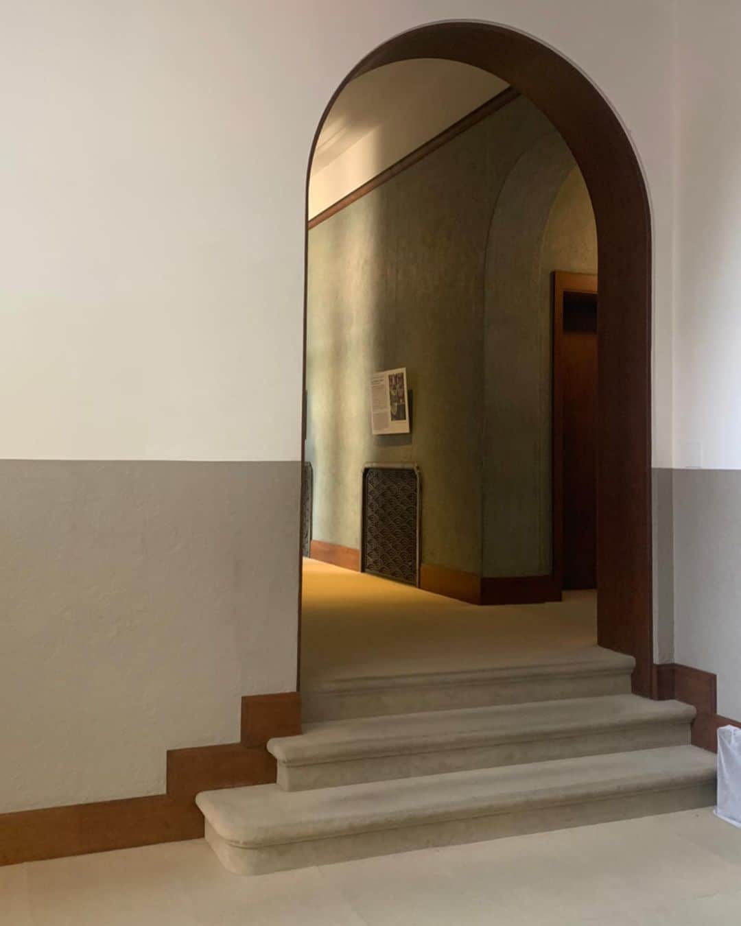 大田由香梨さんのインスタグラム写真 - (大田由香梨Instagram)「@teienartmuseum  旧朝香宮邸にお邪魔してきました❤︎   この時代のデザインが、心底私は好きなのでしょうね❤︎ ⚪︎△◇  アール・ヌーヴォーが絢爛豪華で動的なデザインならば。  アール・デコ　デザインは、 知的な空気と、落ち着いた波動を感じます。ちょっと宇宙的な🪐未来的な🪐 だから好きなのかも❤︎  自然の中にはない正確な直線や丸の中に自然をモチーフとした壁紙や装飾がまたキュンとします。写真の中を探してもらうとわかるのですが、魚がいたり❤︎  人は服や空間によって、話し方や所作まで変化する。　 そのことに気づいた時。Fashionと同じく、建築の楽しさを知りました❤︎  @teienartmuseum 「東京モダン生活」限られた期間しか観れないので、ご興味のある方は是非❤︎ 9/27まで   #お宅訪問　#気を楽しむ」8月9日 23時24分 - otayukari