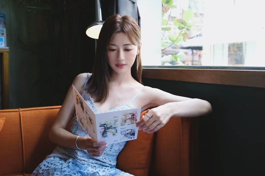 リャン・イーチェン（梁以辰）さんのインスタグラム写真 - (リャン・イーチェン（梁以辰）Instagram)「Thank you for Inviting me.🌿  由La Fiesta Taiwan和金馬導演徐嘉凱導演經營的SELF Oasis 綠洲餐酒館，在店內展出時尚水彩小展，每幅畫與花草植物，昆蟲動物結合，大自然裡最純粹的樣貌。  看了團隊的創作理念，覺得現代人的文明病就是如此，停下腳步吧，被社會、世俗、追名逐利、各種外加的價值觀綑綁，忘記享受自己樣貌的純粹，忘記歌頌原生父母配備給我們的美好，也漸漸的淹沒在別人的眼光中無法呼吸。  正視自己的不完美、欣賞自我的優點，全然地擁抱自己。也許自己認知的不完美，就是最寶貴的特色所在！擺脫成為世人附加價值的枷鎖，愛上自己，深深地大口呼吸吧。  —文字來自Breeze Shih @breeze.ishi   Dress by @bisoubisoustore_official  Hairstyle @ryan_lin___」8月9日 17時55分 - yi_chan_liang