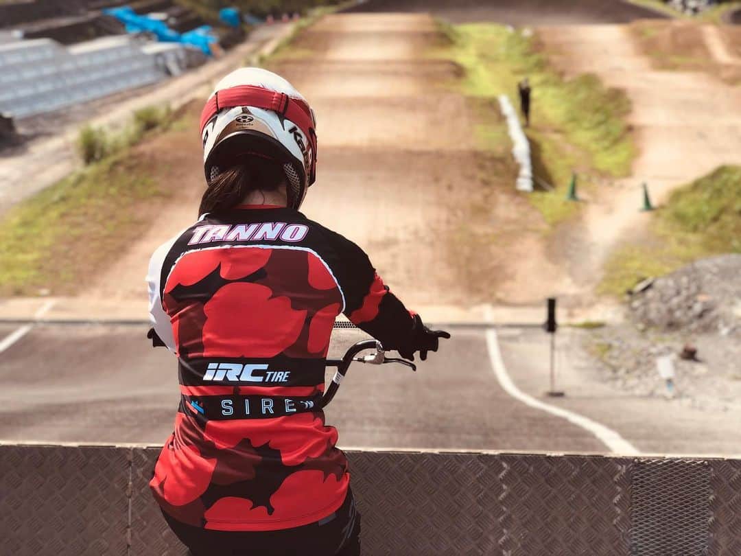のインスタグラム：「Got new jersey from @ircbike_jp 🇯🇵  Big thanks to @sekoharuka 🥰  IRC TIRE様より新しいジャージを頂きました！シンプルでカッコいいデザイン！ヘルメットや自転車にも合っていてお気に入りです😋  #irctire」
