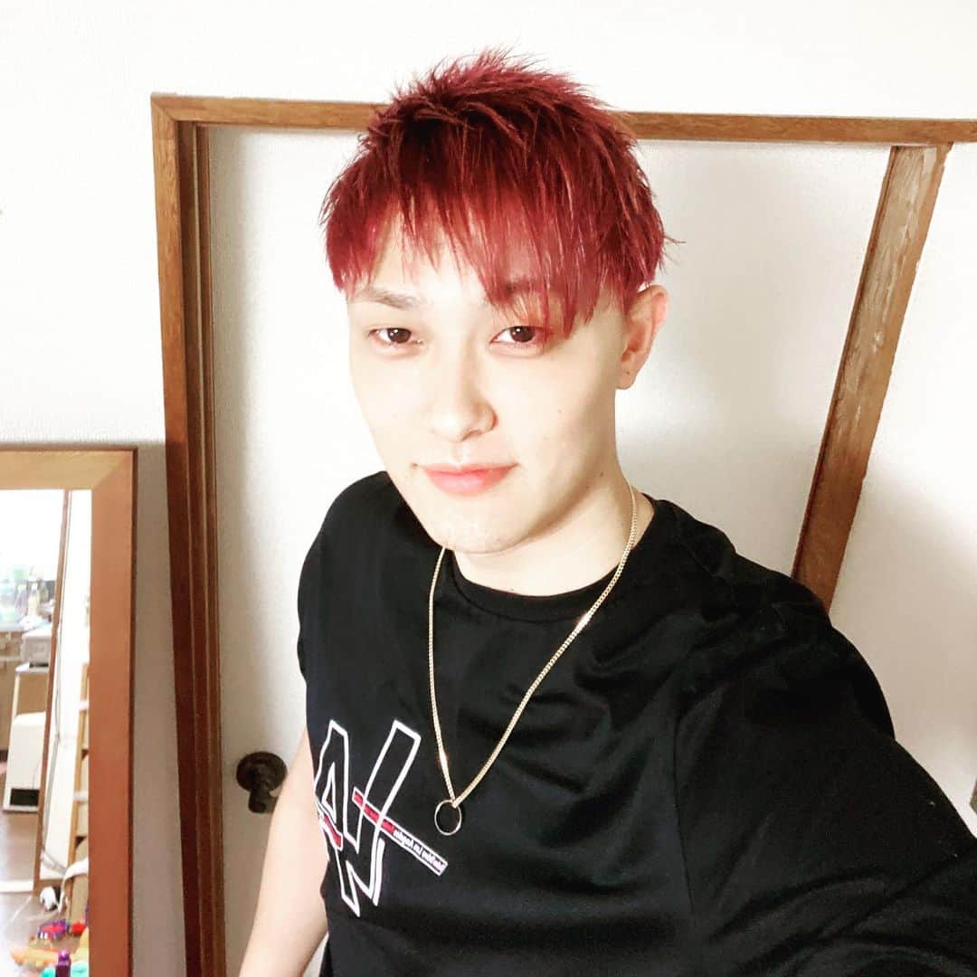 宇都直輝のインスタグラム：「やっぱ赤髪でいくっしょぅぅー！  #赤髪復活」