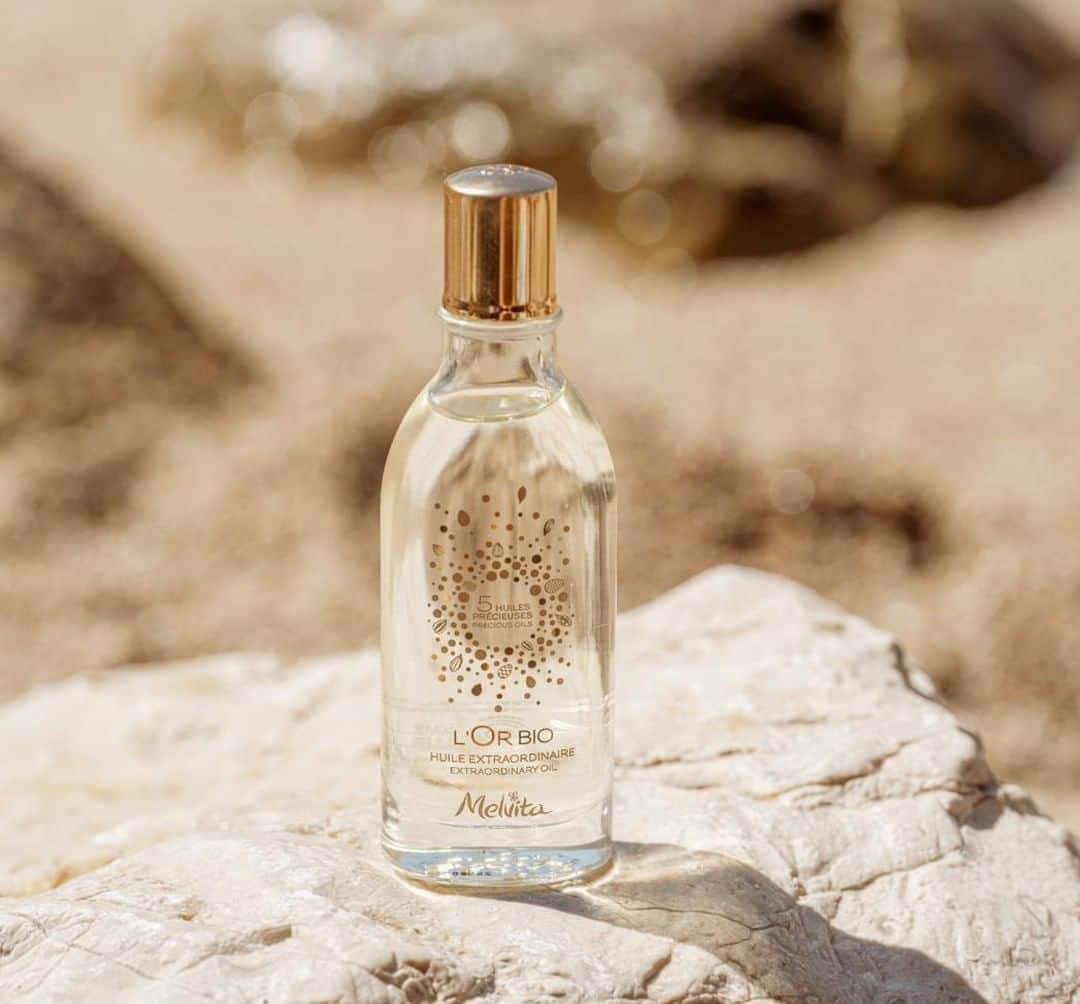 Melvita Officialのインスタグラム：「Mon huile sèche bio de l’été, mode d’emploi 🤓  C’est le chouchou de nos vacances, ses petits + ? 🌻  3 en 1; elle s’applique sur cheveux, corps et visage Généreuse; hydrate et nourrit Pratique; pénètre rapidement Naturelle; enrichie en 5 huiles végétales bio Délicieuse; son odeur envoûtante vous fera voyager dès votre salle de bain  Et vous, qu’est ce qui vous fait craquer pour l’huile sèche? ✨  #melvita #cleanbeauty #naturel #bio #summer #huilesèche #huilesvégétales #lorbio」