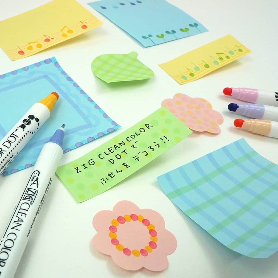Kuretakeさんのインスタグラム写真 - (KuretakeInstagram)「クリーンカラードットでふせんデコ  #クリーンカラードット のぷにっと丸いペン先を使えば、無地のふせんも簡単にかわいくデコレーションできます◎  皆さんのドット活用術もぜひハッシュタグでシェアしてください🙏❤️  Decorating plain sticky notes with #cleancolordot Cute and easy way to make your note colorful 😉 Please share your way to use dot with hashtag !  #ふせん #ふせんだらけ #付箋 #付箋術 #文房具紹介 #バレットジャーナル #stickynotes #memopad #stationerylove #bulletjournal #呉竹 #kuretake #zigkuretake」8月9日 18時00分 - kuretakejapan