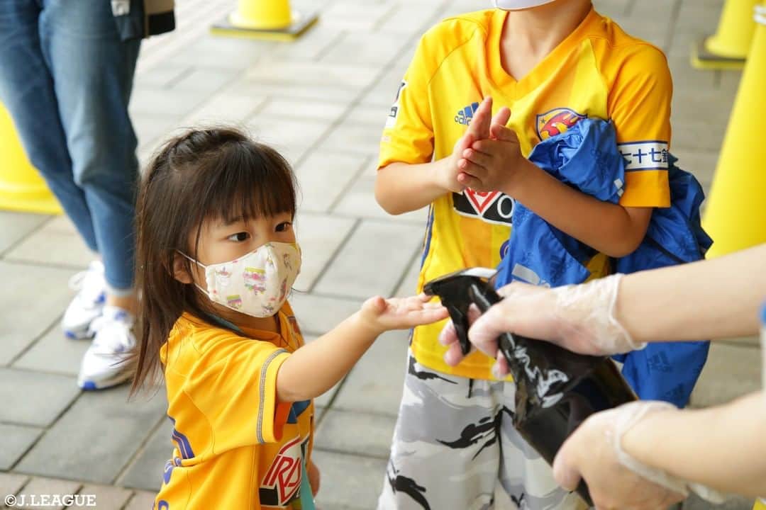 のインスタグラム：「. しっかりと消毒をして、 スタジアムへ😊  #Ｊリーグ  #jleague  #ベガルタ仙台 #vegalta #サポーター #supporter #soccerfans #こども #キッズサポーター #kidssupporter  #かわいい #cute #癒し #スタジアム #stadium #Ｊリーグのある週末 #ワクワク #ドキドキ ﻿ #サッカー #soccerlife #soccergame」