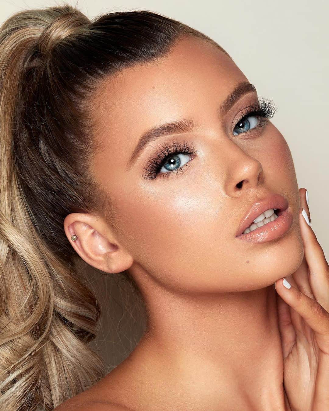 ユアアイズライのインスタグラム：「Our Doll PAIGE for @felicitylashes 💋  @verachange_photo 📸 @felicityburgin MUA」