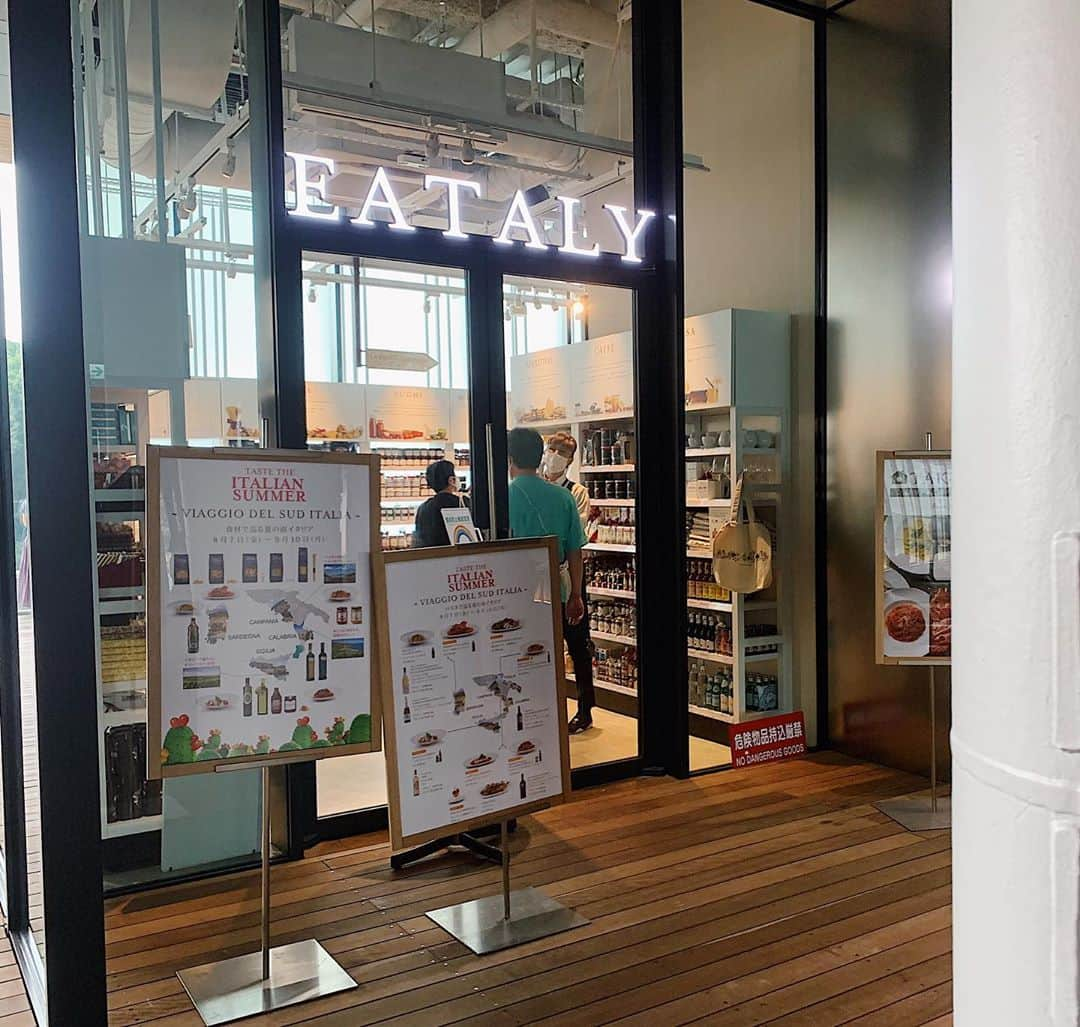 唯一無二の絶品グルメさんのインスタグラム写真 - (唯一無二の絶品グルメInstagram)「【EATALY】﻿ @東京：原宿駅から徒歩3分﻿ ﻿ 苺を飾ったマリトッツォをテイクアウトできるお店。﻿ ﻿ ブリオッシュに苺クリームを盛りまくって、表面にも可愛らしく苺が飾り付けられています！やや大きめでボリューム満点な仕上がり！﻿ ﻿ ローマの伝統的なスイーツで、ティラミスやチョコ味もあります！﻿ ﻿ 苺を乗せたマリトッツォは436円で生クリーム味のみ381円になります！﻿ ﻿ 📍東京都渋谷区神宮前 1-14-30 ウィズ原宿3F  #原宿カフェ #原宿グルメ #表参道カフェ  #菓子パン #イチゴサンド  #harajuku #omotesandocafe」8月9日 18時09分 - muni_gurume_japan