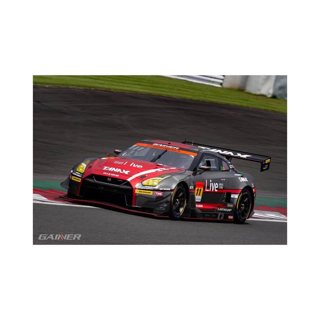 平中克幸のインスタグラム：「. SUPER GT 第2戦　決勝 . . スタート担当の安田選手が15位追い上げて くれてドライバー交代、今回はアウトラップ をいままで以上にプッシュして全車がピット に入った時点で10位まで追い上げに成功。 . . 今回も最後まで気の抜けない展開でしたが なんとか10位でフィニッシュ出来そうでし たが、ラスト1周のダンロップコーナーで 12号車に追突されてしまいスピン。21位と なってしまいました。 . . ミラーで確認してブレーキキングで来れる ような位置にはいませんでしたが、もしもの 事も想定して1台入れるだけのスペースを 開けてコーナーに進入したんですが…。 . . チーム全員で今回自分達が出来る限りの 完璧な仕事が出来ていたので次にまた 頑張るしかないですね。 . . 応援有難う御座いました。 . . . . #supergt #gainer #tanax #gtr #nissan #nismo #koshidoracing #ficata #でちゃう #アリア #制動屋 #bigdaddygraphics #gt300 #eyevol #monocolle」