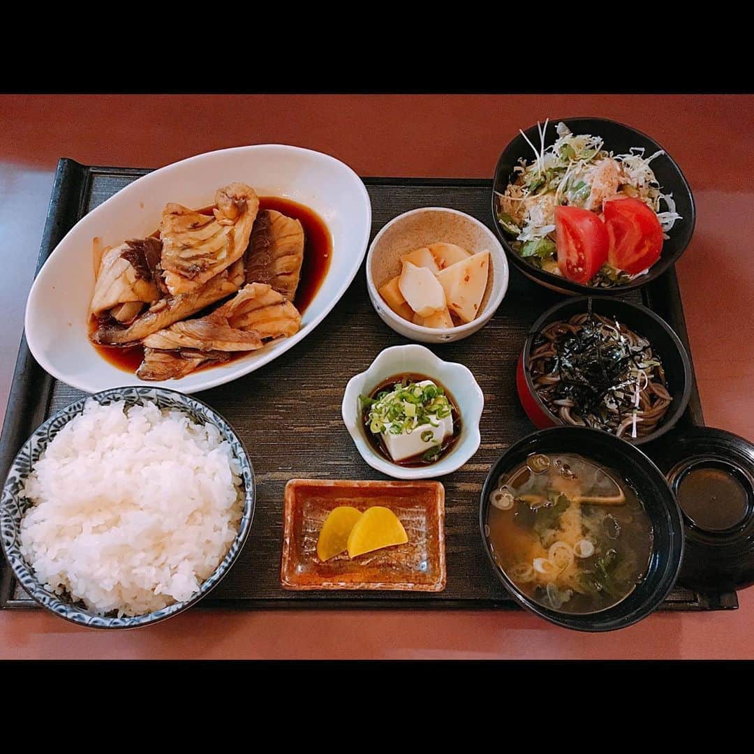 松本翔さんのインスタグラム写真 - (松本翔Instagram)「#松本食堂﻿ 👱🏽ほんとこれ大好き......﻿ ﻿ 2年前、鳥取にいた時の行きつけのお店﻿ そこで食べた「あら炊き定食」が衝撃で﻿ もう、そこからあら炊きが大好きになったきっかけ☺️﻿ (写真3枚目📸)﻿ .﻿ ﻿ 骨が多くて、食べづらいけど、そこが良い！﻿ 身がツルッとしたとことか、もうやばい😝﻿ あら炊きが好きな感覚分かる人いるはずなんだよなぁ。﻿ .﻿ ﻿ 高知であら炊き食べられるとこ教えてほしい🙇‍♂️﻿ ちなみに、定期的に行われる西村商店会！ 西村商店さんのあら炊きは驚愕の量で絶品です🤤﻿ @nishimurashoten.8  (写真4枚目📸)﻿ ﻿ ☺︎☺︎☺︎☺︎☺︎☺︎﻿ ﻿ ✍️recipe✍️﻿ ＊スーパーで1パック¥150弱の鰤のアラ🐟(3人前はある)﻿ ①塩振って、その後に湯引きして、水で軽く洗う。 ②酒、きび砂糖、みりん、薄切りにした生姜で煮る。﻿ ③少し煮たら、醤油入れて、落とし蓋して煮る。﻿ ④後は、タレをかけながら、煮絡める。﻿ ⑤タレがとろっと煮詰まれば完成。﻿ .﻿ 💯﻿ ☺︎☺︎☺︎☺︎☺︎☺︎﻿ ﻿ *﻿」8月9日 18時10分 - matsumotosho444