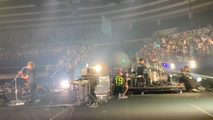 こーいちのインスタグラム：「昨日のアンコール。 最後の曲やし後方席の人の為にも何か特別に楽しんでもらえないか考えに考えぬいた答えがコレ。  #後方席のみんなを見ながら叩いてたけどほとんどの視線は #タクマナオキ見てた #ぴえん」