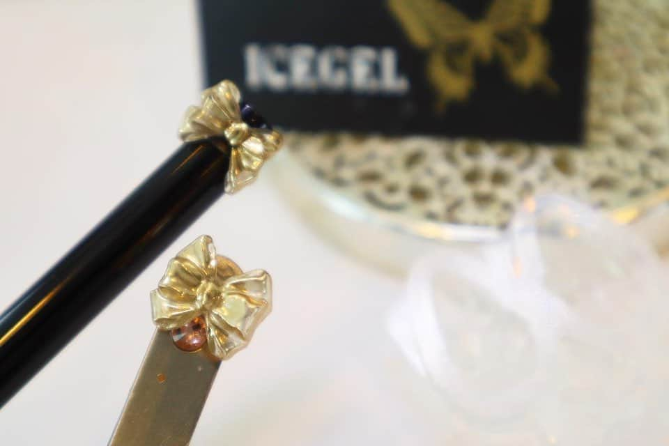 Icegel Nailさんのインスタグラム写真 - (Icegel NailInstagram)「#아이스젤 #리얼리본몰드 를 이용해서 브러쉬대애 부착! 브러쉬 악세서라로도 사용 할 수 있다는 사실!! 🤩🤩👏  #repost @asana_sab ・・・ _ リアルリボンモールドで作ったリボンで、大切な道具たちをドレスアップ！！！  ゴールドのリボンだとアンティーク調に仕上がります♡  スターギャラクシーで作成したらキラッキラなパーツが出来るのでそれもオススメです ♡♡  TATオンラインストア、ライフビューティーにて発売中です😆 _ _ 〜〜〜〜〜〜〜〜〜〜〜〜〜〜ー ♡asana♡ ネイリスト歴9年目  カラーの調合が大好きで、 お客様のお肌の色味に合わせたり お好みのカラーを作るのが得意 いつか必ず自分のジェルブランドを持つ♡」8月9日 18時14分 - icegelnail