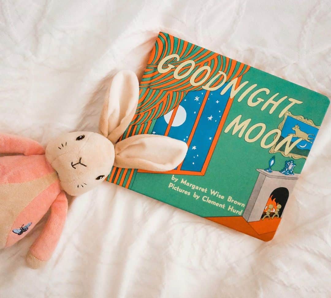 アン・カーティスのインスタグラム：「Goodnight stars ✨ Goodnight air. Goodnight noises everywhere. 🌙   Before her big nighttime sleep, we love to read her books. Sometimes we’ll read her 2-3 books but Goodnight Moon is always our last book before bed. Started reading this to her when she was still in my tummy 🤰🏻 This and oh baby, the places you’ll go ✨ We are slowly putting together her own little bookshelf ( just like mine 😋) of our favorite books to read to her. Crossing my fingers and toes she’ll be a bookworm like her mum 🐛」