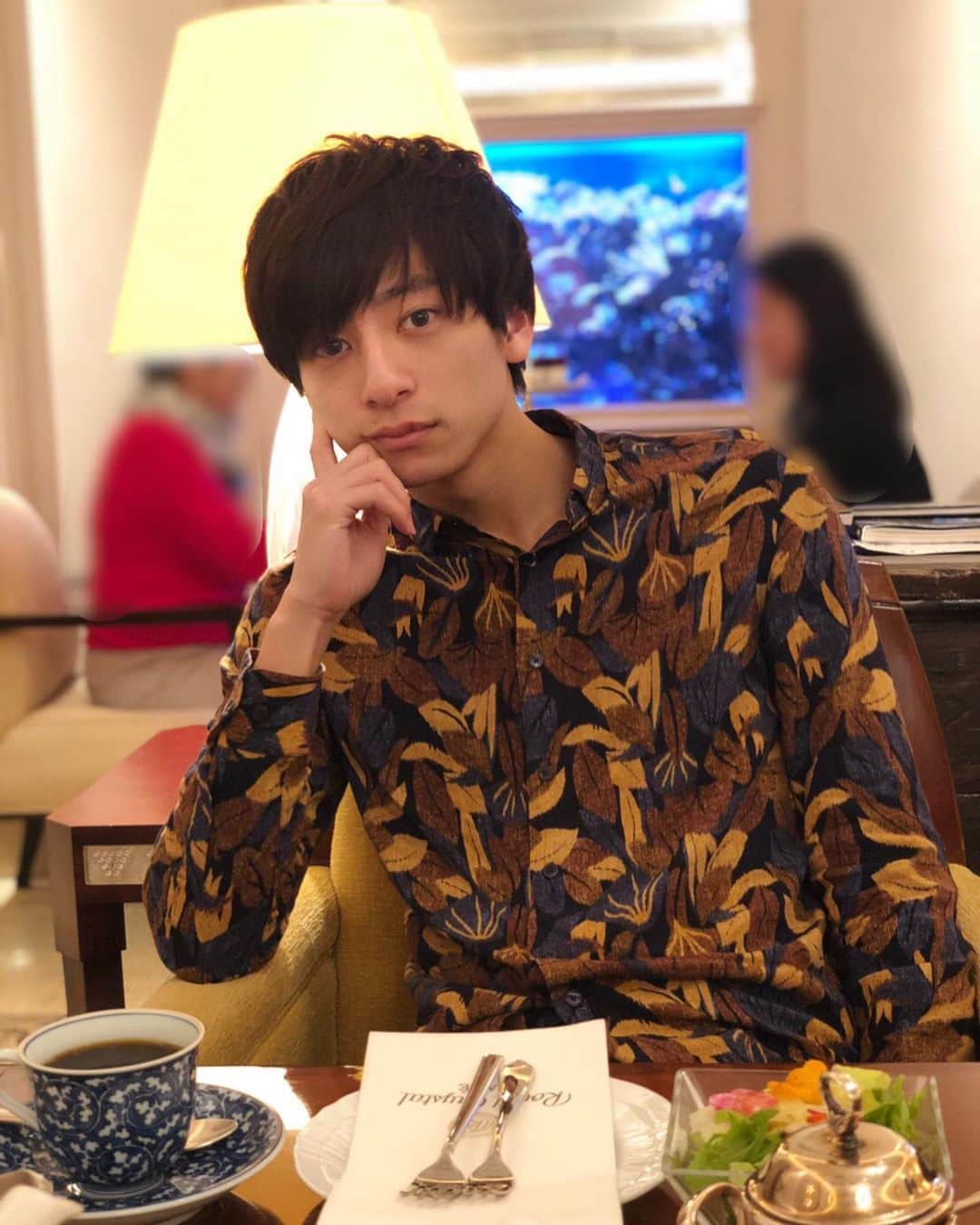 岡田翔大郎のインスタグラム：「いつか使おう、と思ってた写真。気がついたら6ヶ月経ってた💦 . コーヒーはホット派です☕️ . . . #2枚目の写真 #顔と手が合成みたい #ポートレートボヤケル #って曲が好き」