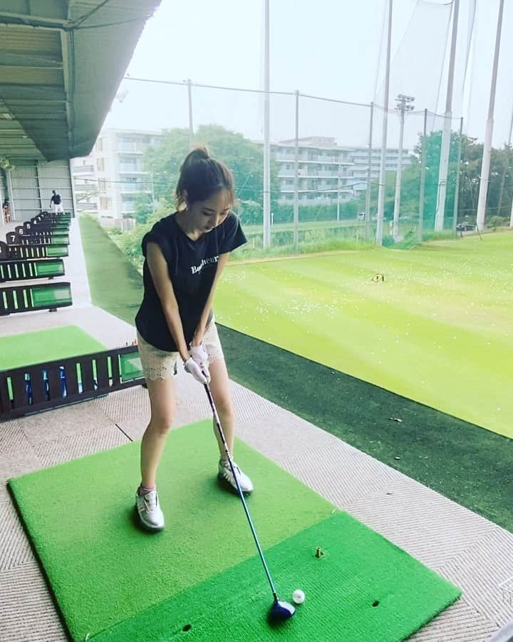 凰羽みらいのインスタグラム：「お〜最高じゃん‼︎ お父さんから頂きました🏌️‍♀️ 最後の一球の動画なんだけど、 これがまた気持ち良い当たりをしたの☀️ まだまだだけど、地道に頑張ります‼︎ 足の癖が強い笑 #like#golf#🏌️‍♀️#⛳️」