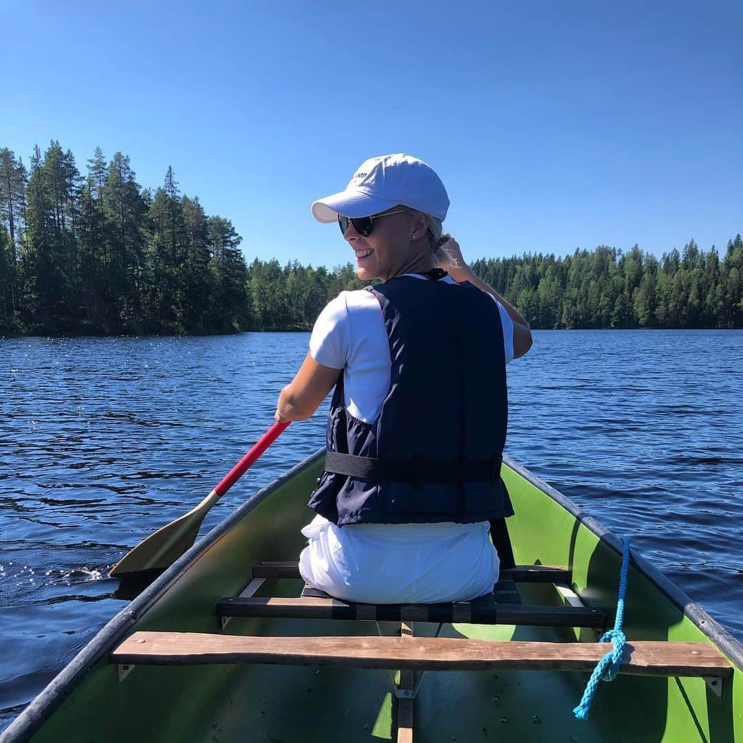キーラ・コルピのインスタグラム：「Voi rakas Suomi 🇫🇮❤️ I’m so, so grateful that I got to spend almost a month in Finland and be with my family and friends (safely after quarantine + covid test). I feel also grateful that I could disconnect from social media and news for a while, and enjoy the beauty of nature.  These past weeks here has given me so much clarity, peace and joy, and as we travel back home to New York, I aim to bring that harmonizing energy with me. Finland will always feel like home to me, but NYC feels like home, too, and I’m looking forward to the challenging months ahead in the US and how I will be able to be of service to the skating community and other people there.」