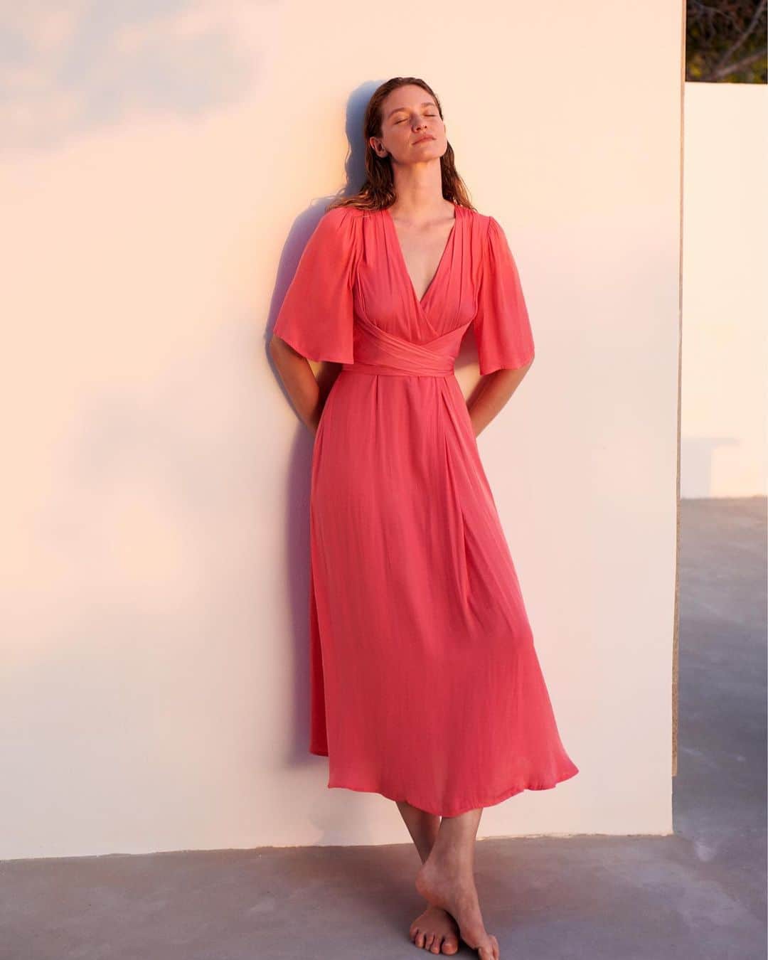 Oyshoさんのインスタグラム写真 - (OyshoInstagram)「Pop of colour in our coral summer dress.  #oysho #beachwear」8月9日 18時31分 - oysho