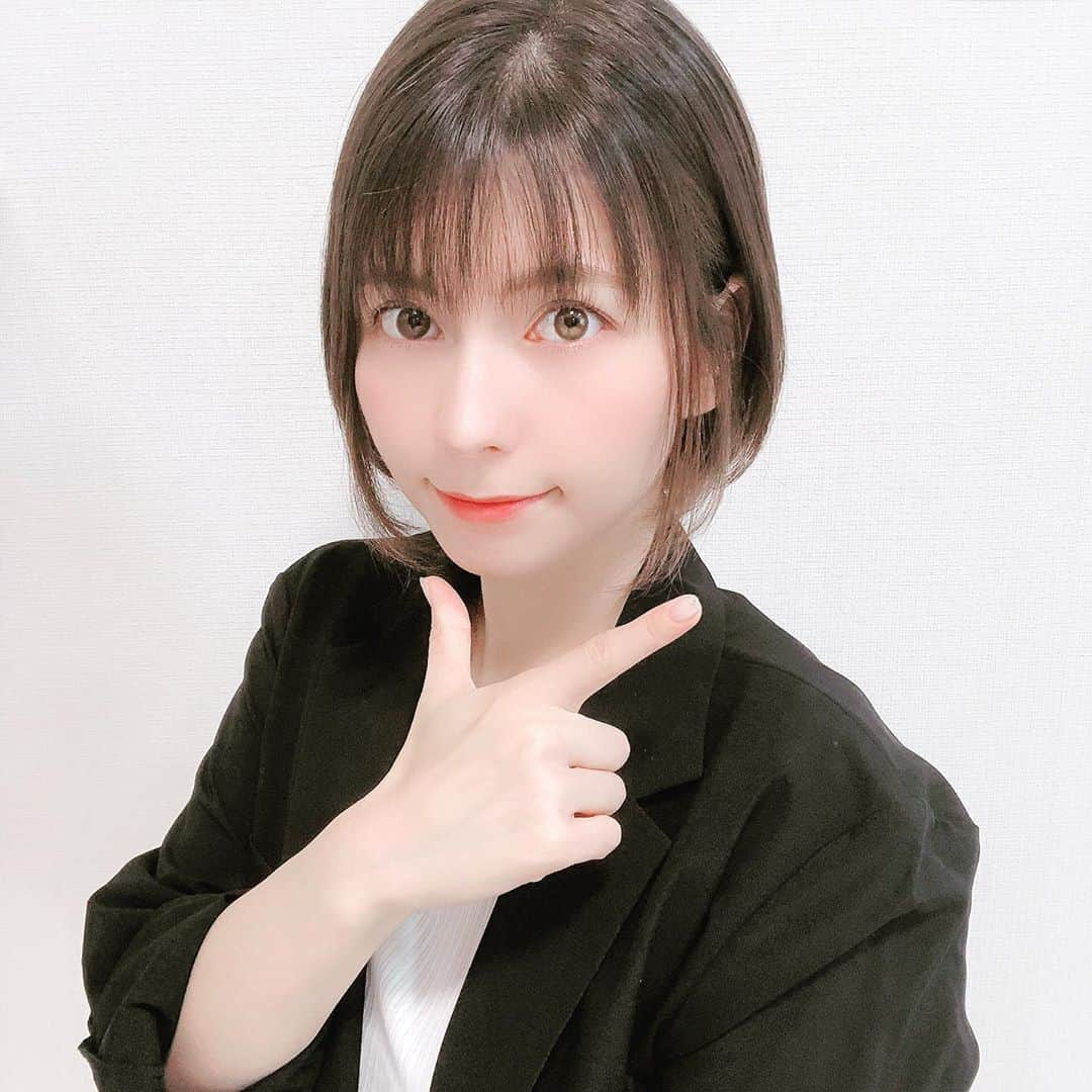 リンさんのインスタグラム写真 - (リンInstagram)「#上 #左 #L #スーツ女子   ▶️https://youtu.be/5nO_WsmNmt0」8月9日 18時31分 - lynn.06.01