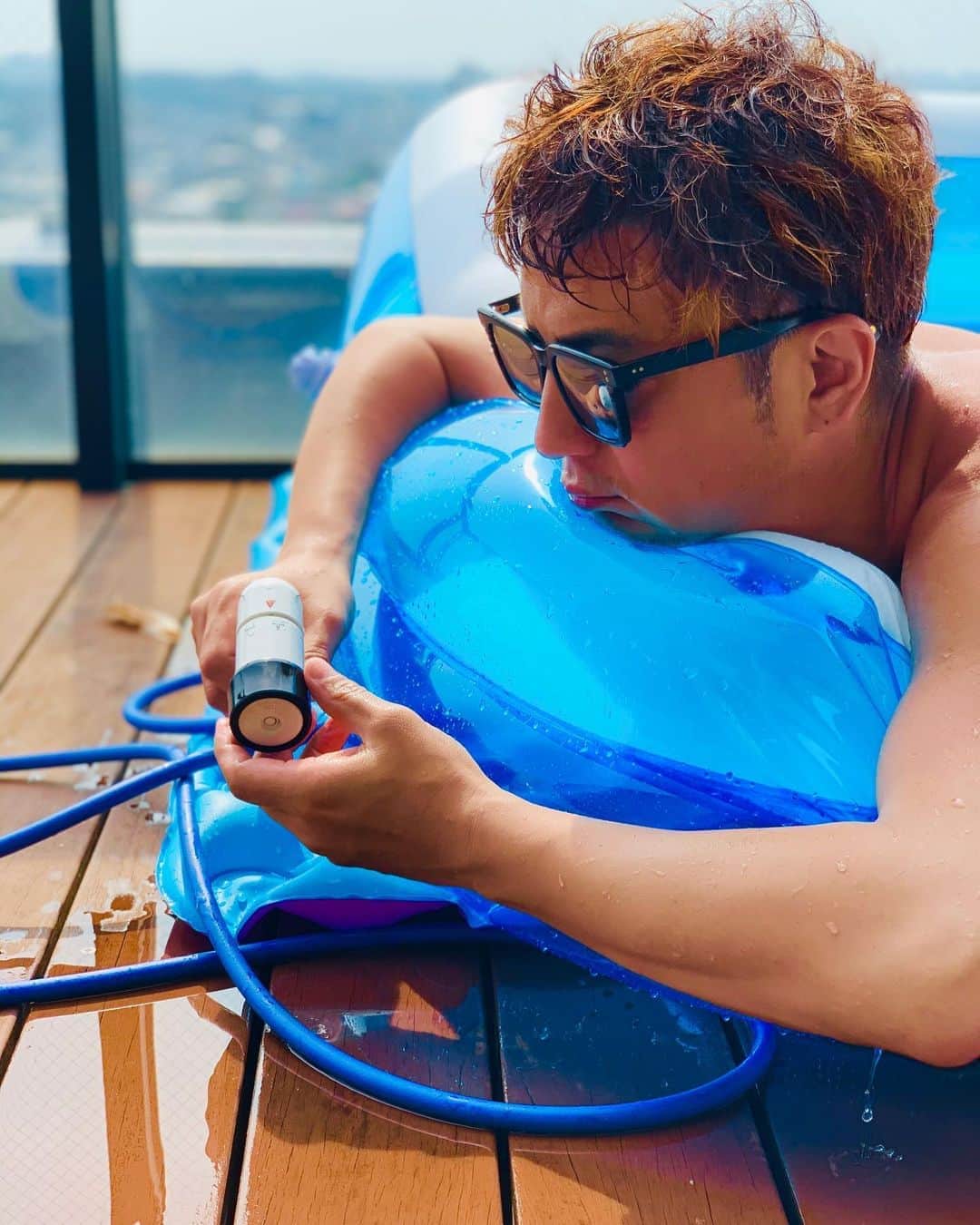 上地雄輔さんのインスタグラム写真 - (上地雄輔Instagram)「武器の調子が… #pool #🕶#🏊‍♂️ #わんぱく野球バカ」8月9日 18時32分 - usk_kmj