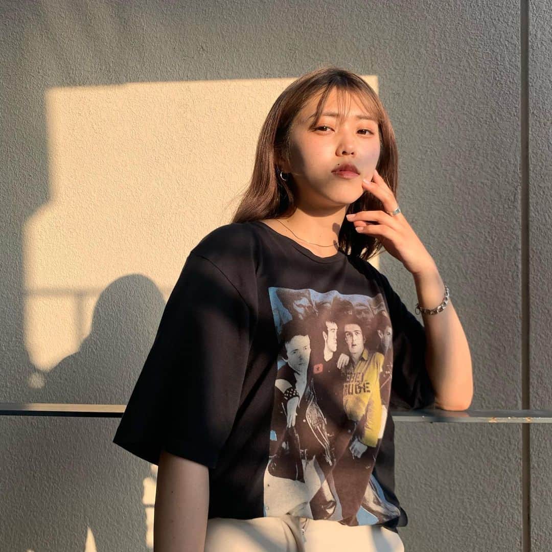 のインスタグラム：「_ ㅤㅤㅤㅤㅤ ⛓✌🏻🎸 ㅤㅤㅤㅤㅤㅤㅤㅤ ・ ・ ・」