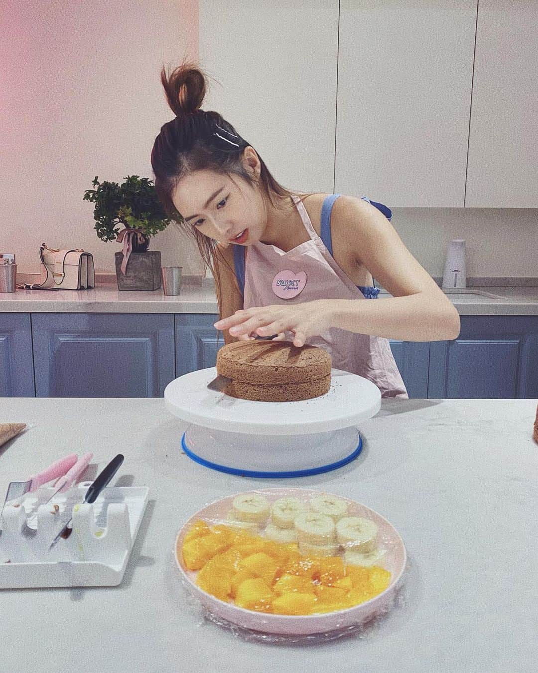 Dewi Chienさんのインスタグラム写真 - (Dewi ChienInstagram)「第一次親手做出一顆完整的蛋糕，為了在我生命中重要的爸爸們🎂🤎#芒果香蕉巧克力奶油戚風」8月9日 18時33分 - dewichien