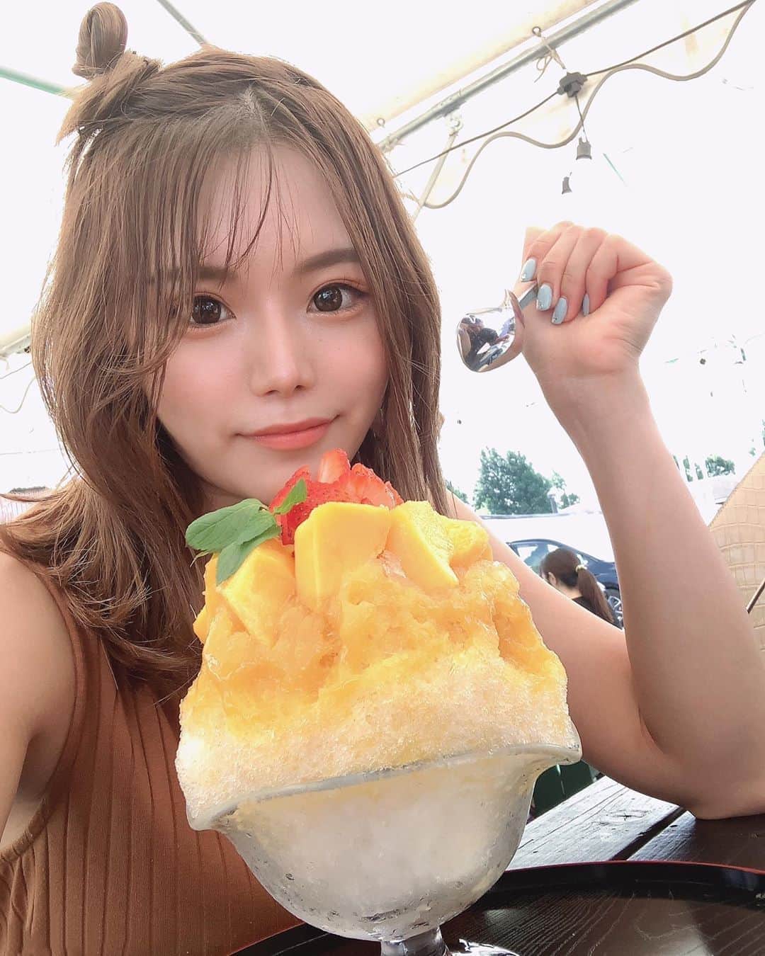あやごるふのインスタグラム：「こんにちは8月〜🌞🍉🐠👙﻿ ﻿ ﻿ すっかり投稿を忘れてて﻿ 8月も中盤へ差し掛かってきました🥺﻿ ﻿ いっっっちばん好きな8月。﻿ だいすきな夏😆🌻🌈﻿ ﻿ この日はたまたま行ってたつくば市にあった﻿ 有名なカキ氷屋さんで会社のメンバーと食べたよ🍧💚﻿ ﻿ #夏始めました 🤩🤩﻿ ﻿ ﻿ あと22日間の8月。﻿ ﻿ 仕事も遊びも予定たっくさん😋﻿ どっちも楽しむぞ〜💞﻿ ﻿ ﻿ ﻿ ﻿ #golfnetwork #golf #golfswing #golfwang #reginagolf  #golfgirls #instagolf #golfstagram #ゴルフ #ゴルフ女子 #ゴルファー #ゴルフ好き #ゴルフ部 #골프 #ゴルフ大好き #ゴルフ好きな人と繋がりたい #ゴルフばか #golflife #golfgirl #不動産投資 #골프 #골프웨어 #골프스타그램 #해외여행 #예쁘다 #다이어트」