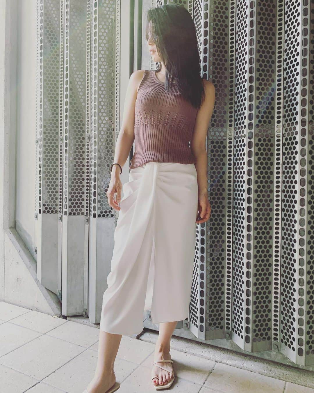 のインスタグラム：「today☀️ 今日も暑かったね☀️  スリットが可愛いZARAのスカート👗  少しだけ遠くの図書館に足を運びました🚶‍♀️」
