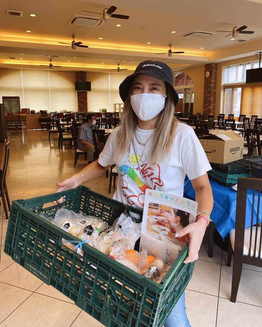 植野有砂さんのインスタグラム写真 - (植野有砂Instagram)「Delivered donated produce to single mother families🥦🥒🥬昨日はシングルマザーのご家庭に食品をお届けするボランティアに参加しました✨大学時代はフィリピンのボランティアに参加したりしていたけど、社会人になって特に日本のボランティア活動にはなかなか参加できていなくて、寄付というかたちでの支援は自分のすぐにできることとしてしてきたけど、こうしてフィジカルに参加するのは本当に久しぶりでした。今は自分の時間も増えたから、もっともっと積極的に行動していきたい！！少しでも私の行動が誰かの役に立つとうれしい💕 #セルタンだから手だけ白いの触れないで🤣」8月9日 18時38分 - alisaueno