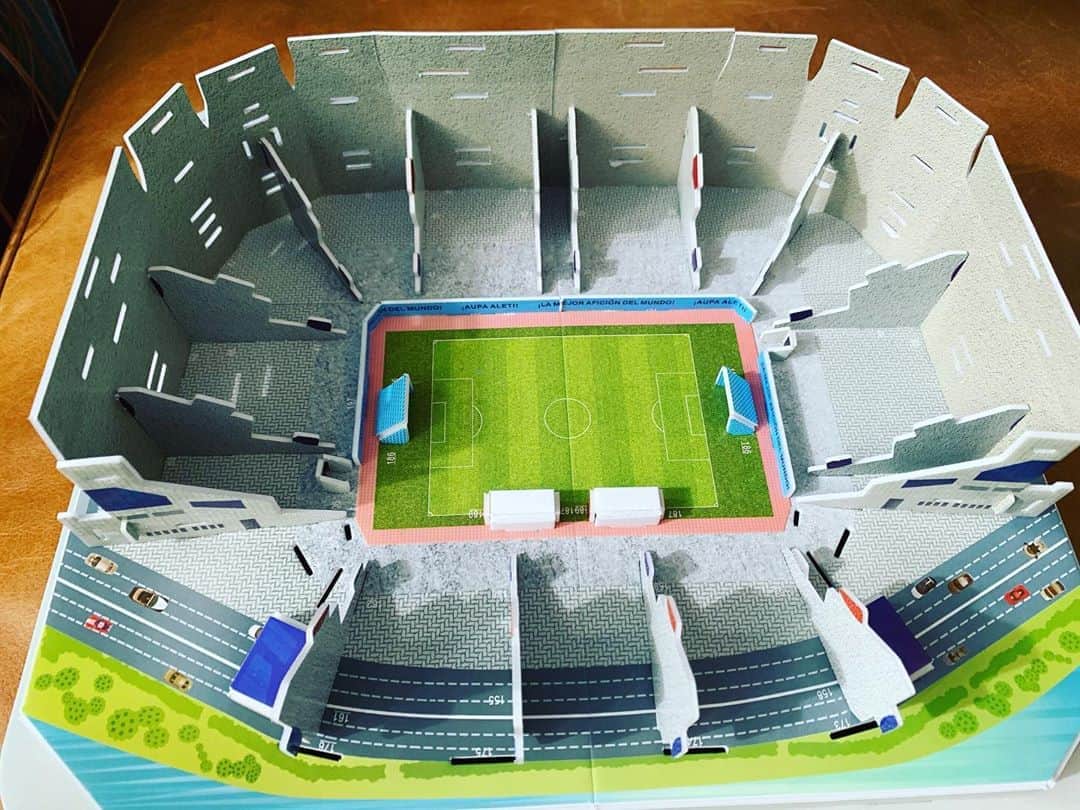 のインスタグラム：「途中過程。 ゴールポストの位置の精度の悪さよ。。。  #サッカースタジアム #ビセンテカルデロン #アトレティコマドリード」