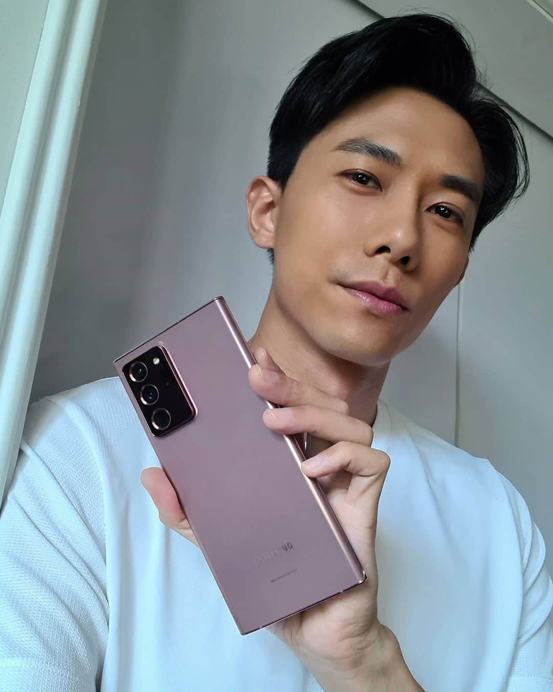 デスモンド・タンのインスタグラム：「My brand new Mystic Bronze #GalaxyNote20Ultra5G and I'm loving it! You want one? 😉  Hit the like button now and join me on a special @987fm Live FB session with @ohhowstrange and @geraldkoh987. You will stand a chance to win a brand new set from @samsung_sg! Let's twin-phone together!  #samsung #withGalaxy」