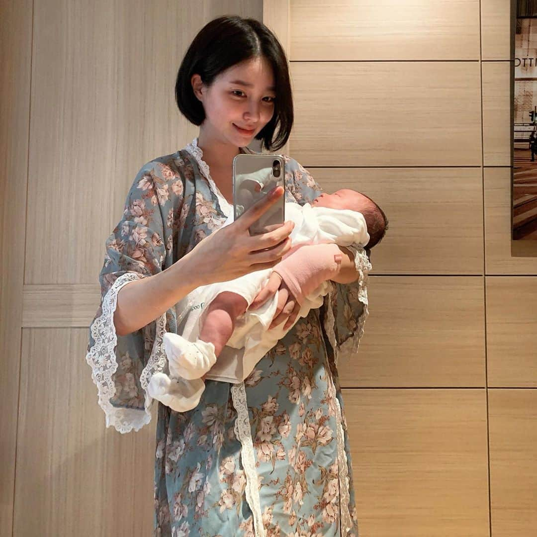 カン・ヘヨンさんのインスタグラム写真 - (カン・ヘヨンInstagram)「+19👶🏻💛 #육아스타그램  오늘도 역시나 #사랑과전쟁   빼꼼이는 하루가 다르게 폭풍 성장중🥰 그에비해 저는 일주일에 십키로는 빠질것 같은 느낌 인데 몸무게는 줄지 않아요」8月9日 18時48分 - mangdoo_noona