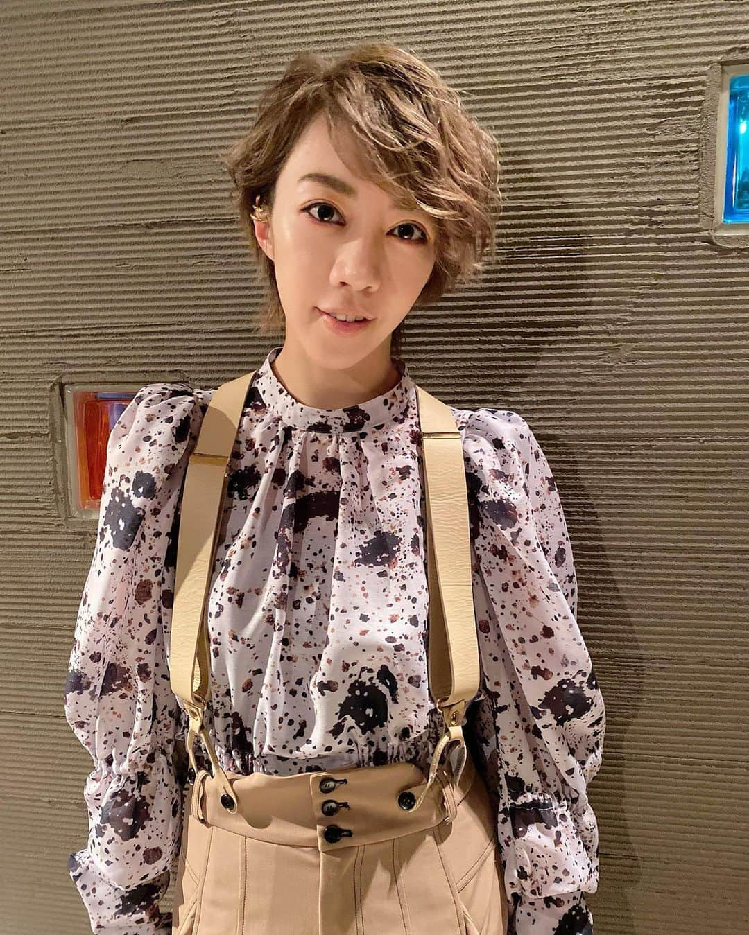 美弥るりかさんのインスタグラム写真 - (美弥るりかInstagram)「.﻿ .﻿ 少し前になってしまいましたが、﻿ 配信でお届けした﻿ 「ミヤコレからの贈り物」の時の﻿ メイクや衣装の写真を✨﻿ ﻿ 2月末に上演予定だったミヤコレは﻿ 一度解散という形になりましたが﻿ また当時の気持ちを﻿ 演出の河原雅彦さんと﻿ 音楽の瓜生明希葉さんと﻿ 振り返る事ができ、﻿ また早く皆さんと﻿ 舞台で集まりたくなりました‼️﻿ ﻿ 配信を通じて﻿ 皆様とお会いできた事が﻿ 本当に嬉しかったです😊﻿ ﻿ また２回目もあるといいなぁ✨﻿ ﻿ 衣装は珍しく！？ちょっと可愛い感じで😚💦﻿ メイクは好きなオレンジピンク系の﻿ アイメイクにしていただきました🥰﻿ ﻿ ﻿ 👕トップス、ボトム、サスペンダー﻿ @akikoaoki_official﻿  👂アクセサリー﻿ @charlottechesnaisjewelry﻿ #charlottechesnais﻿ ﻿ hair&make ﻿@tomokookada stylist ﻿@kiyoai413 ﻿ #ミヤコレ﻿ #stage﻿ #entertainment﻿ #河原雅彦 さん﻿ #瓜生明希葉 さん﻿ #美弥るりか﻿ #rurikamiya﻿」8月9日 18時49分 - rurika_miya_official