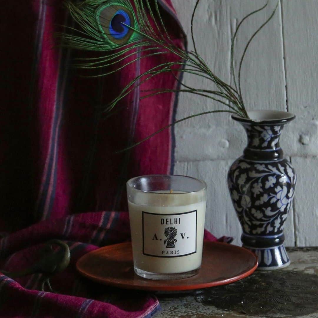 のインスタグラム：「【RECOMMEND】 パリのASTIER de VILLATTE(アスティエ・ド・ヴィラット)が手掛ける香りのコレクションの中から、暑い暑い夏の1日にお勧めのパフュームキャンドルのご紹介です。 ＿＿＿＿＿＿＿＿＿＿＿＿＿＿＿＿＿＿＿＿＿＿＿  ◼︎DELHI ようこそ！インド北部 デリへ。そこは、古い街中の窮屈な路地。人力車への潜入。暑過ぎる車内。幾千もの香辛料の香りが鼻孔まで立ち昇ります。キンマ、安息香、ムスク、没薬、そして燻した木、バニラ、ビディ煙草…。 うっとりとするような一吹きの風を感じさせます。 ＿＿＿＿＿＿＿＿＿＿＿＿＿＿＿＿＿＿＿＿＿＿＿ キャンドル ¥10,200＋tax  #astierdevillatte #アスティエドヴィラット #perfumecandle #candlelife #india #DELHI #キャンドル #デリー #interior #art #暮らし #hpdeco #hpdecoaosando」