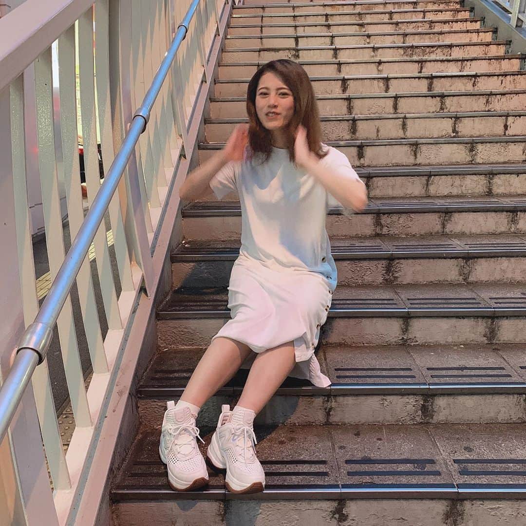 江藤由羽さんのインスタグラム写真 - (江藤由羽Instagram)「階段で写真撮ったら、波打ち際のオットセイ？みたいになった🤦‍♀️🤦‍♀️🤦‍♀️ ワンピース🦍GU スニーカー🦍MICHAEL KORS(リスナーさんから) 本体🦍ちゃんゆう #ちょいふざけ #michaelkors #gu #プチプラ」8月9日 18時49分 - chanyu_jp