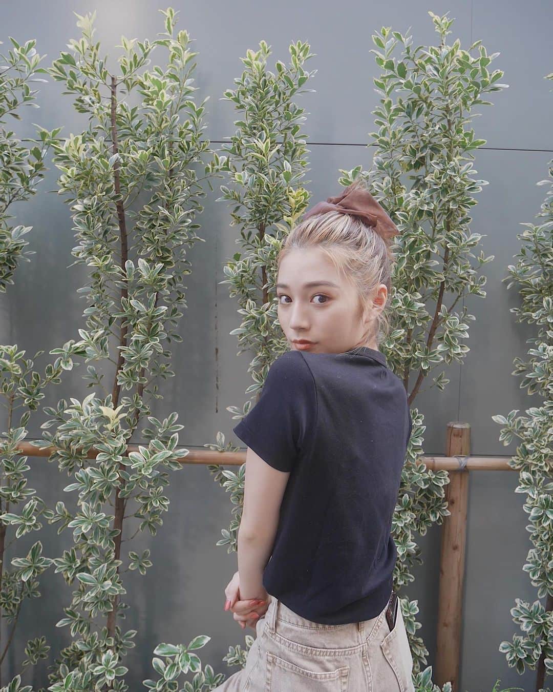 浪花ほのかのインスタグラム：「いつものユルっとコーデ👚🖤 シュシュはママの手作り(*¨*)」