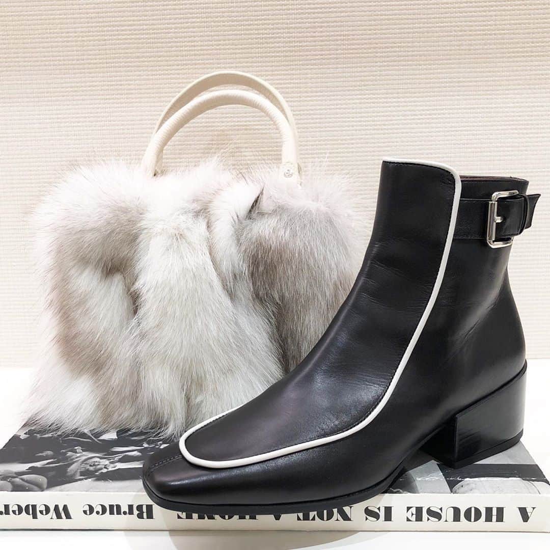 のインスタグラム：「. black＆white...🌬 . . shoes 64-32-0646 ¥41,800（税込） bag 64-62-0937 ¥26,400（税込）  #demiluxebeams  #BEAMS #20aw #gianninotaro #robertofesta」