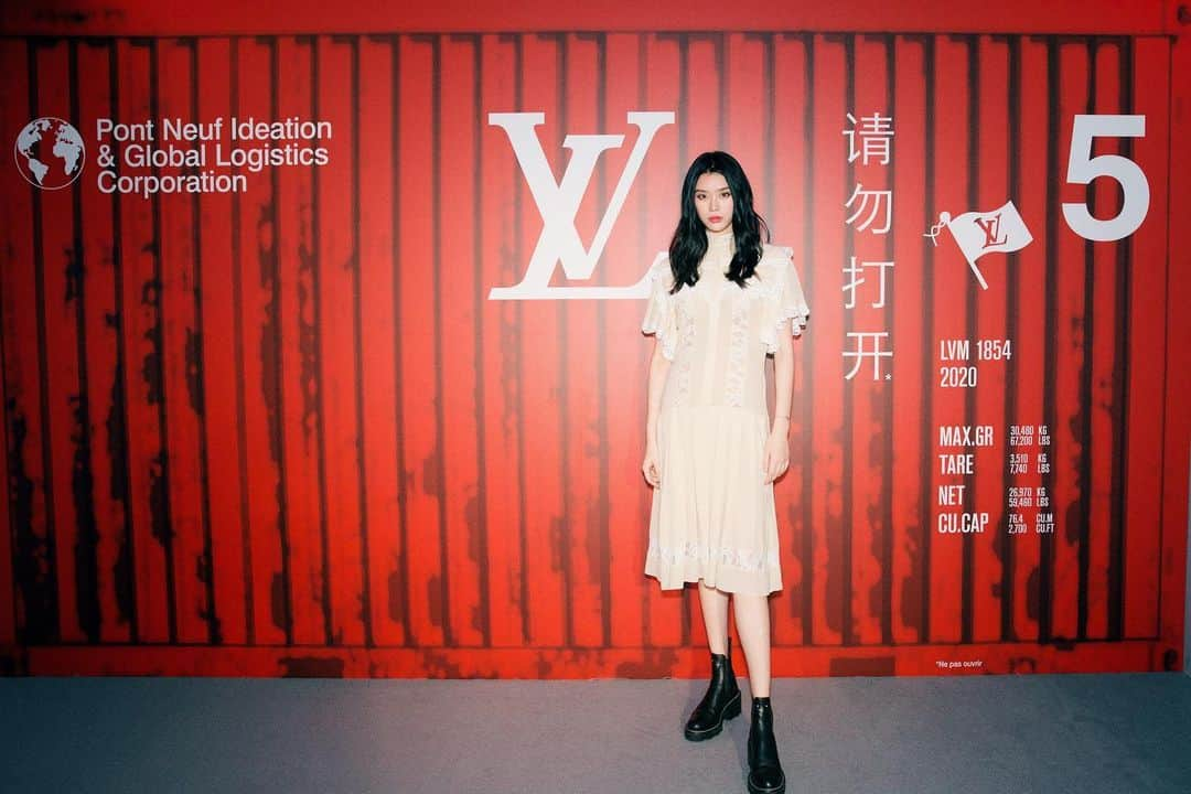 ミン・シーさんのインスタグラム写真 - (ミン・シーInstagram)「Thank you for having me at the first stop of your latest collection in Shanghai. @virgilabloh 🎊#LVMenSS21」8月9日 18時57分 - mingxi11